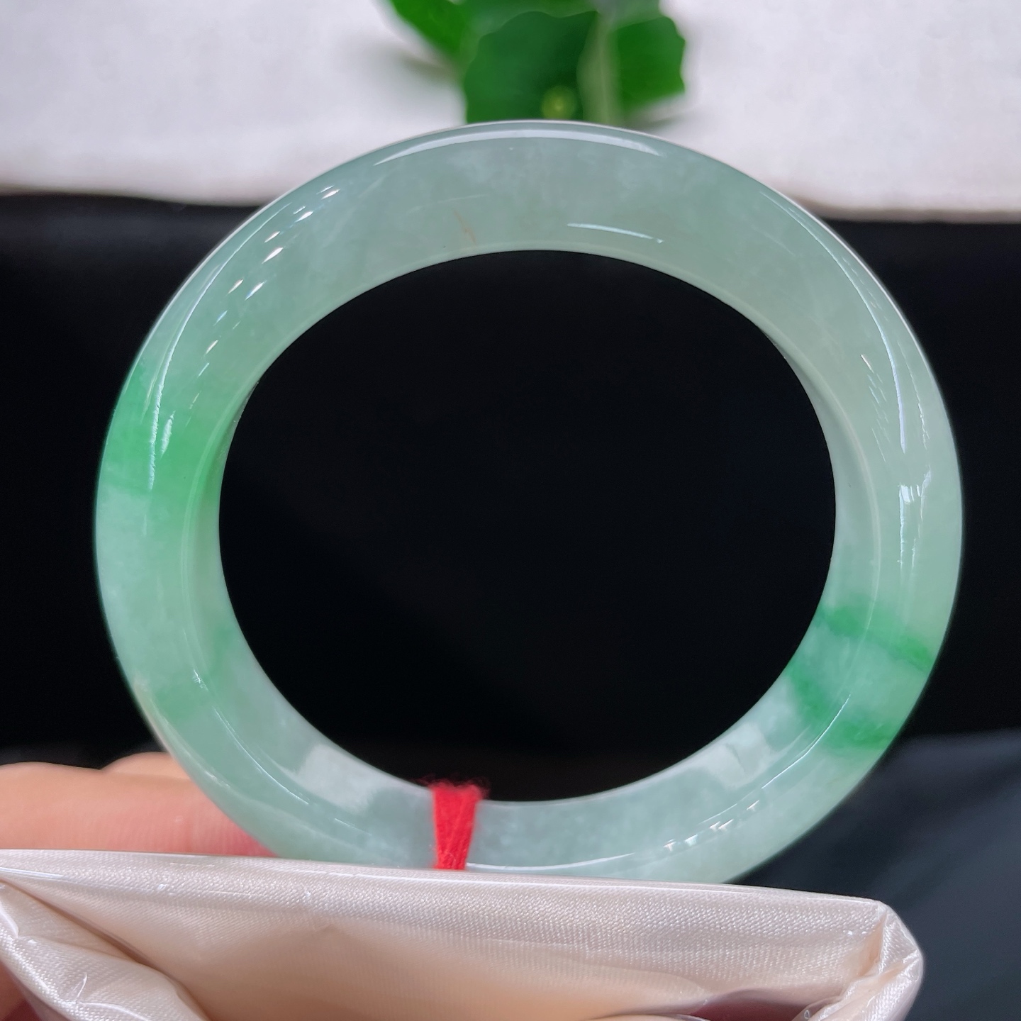 天然翡翠手镯 圈口53.6/11.6/8.4，冰晴底飘绿正圈，53/54可戴，清透玉底，丝丝阳绿悠然晕染，生机盎然。无裂。