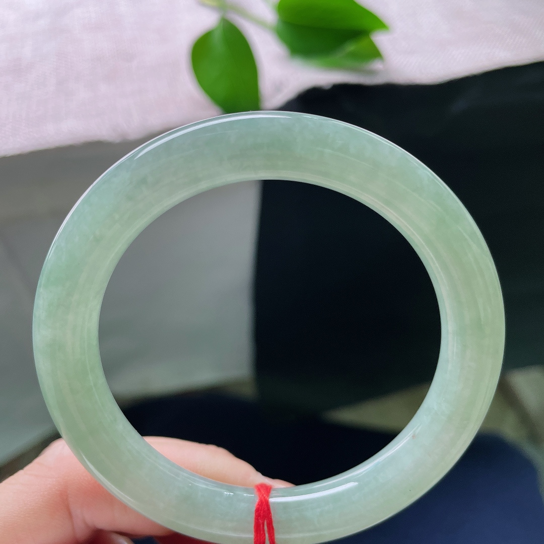 56,3/9.8，绿底圆条，横纹，匀净绿调温润中和，不艳不暗，属于耐看耐品，不挑年龄，ss58014