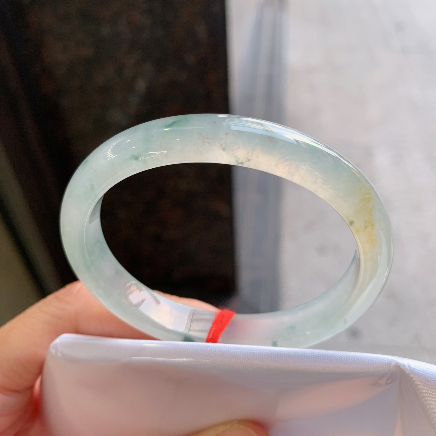 贵妃冰黄翡飘花 表皮微瑕疵 尺寸：55/47/10/6.8 冰润