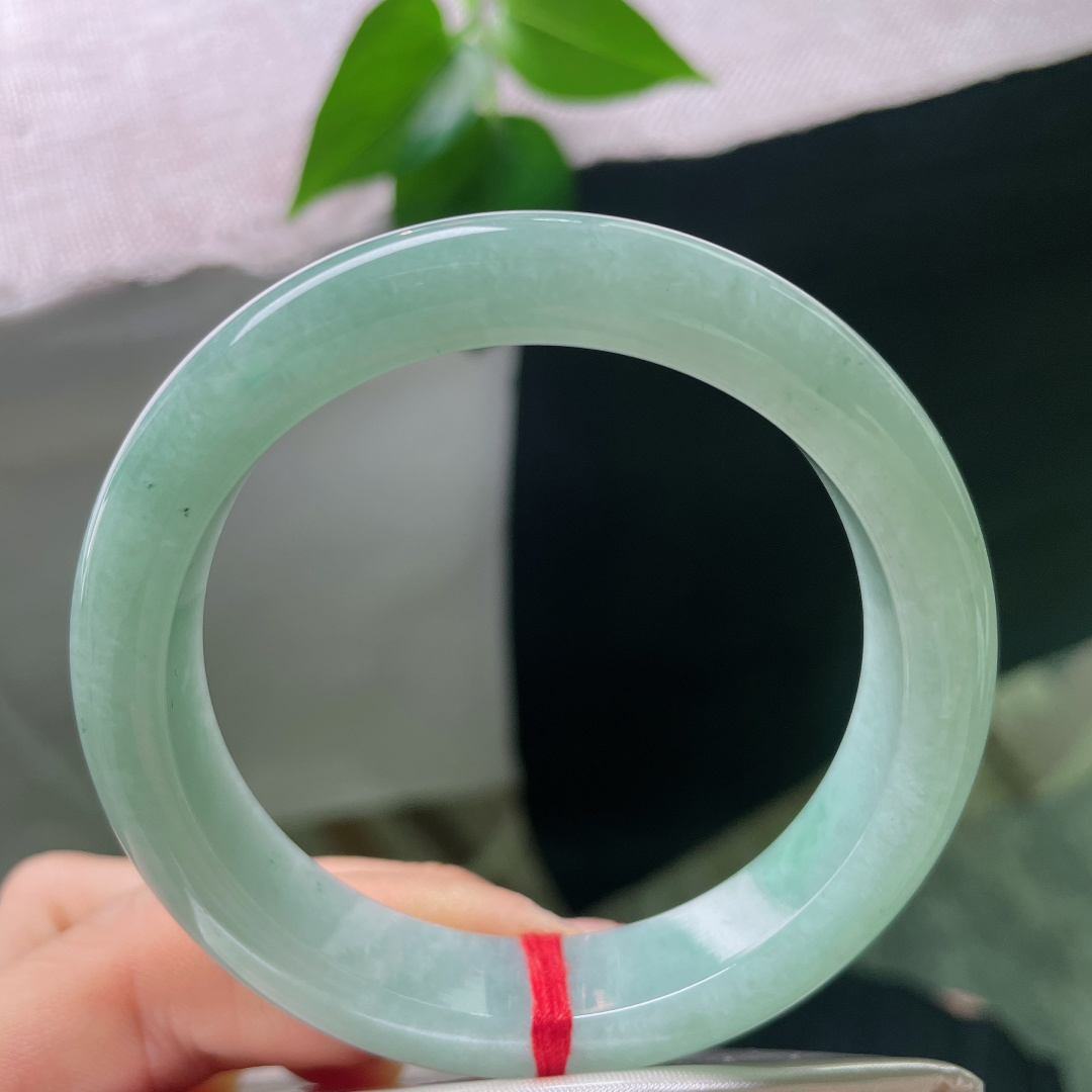 53.9/12/8.8，果绿底正圈，肉质细腻干净，佩戴甜美可人，减龄必备，一点皮纹，56708a