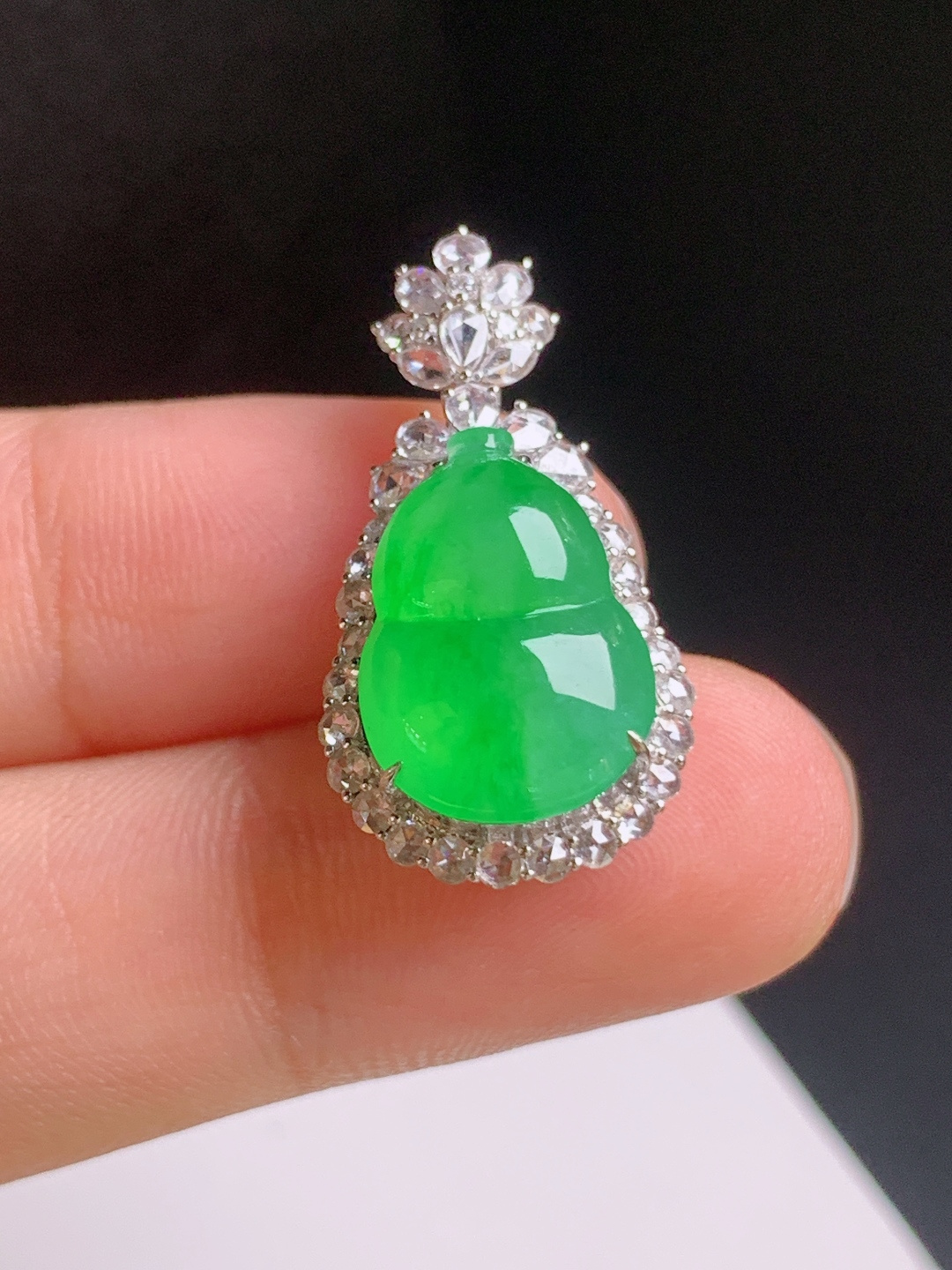 冰阳绿葫芦吊坠，冰润透亮，色浓饱满，福禄双全，精致吸睛