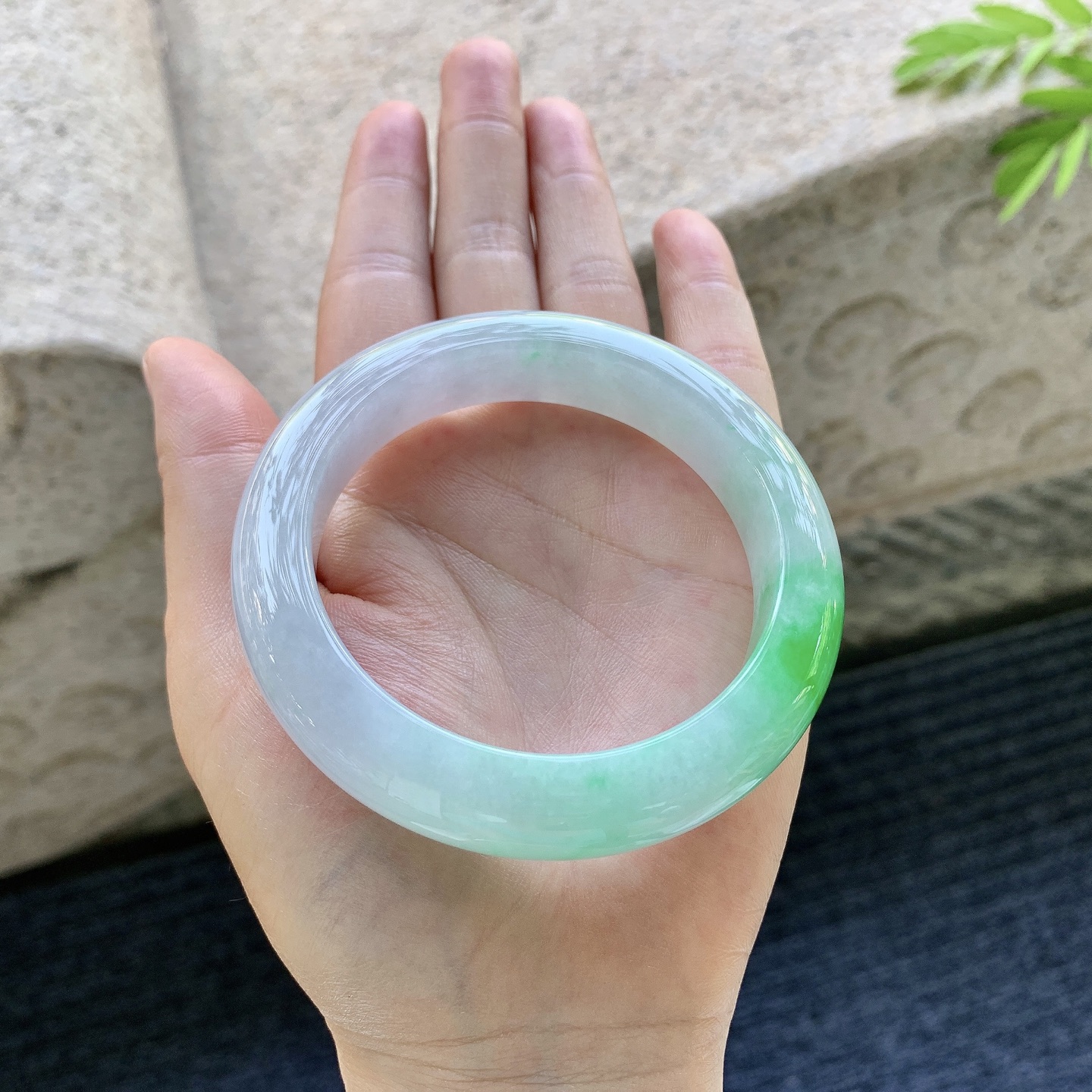正圈56 57【圈口】57/12.8/10【编码】G9091034【描述】糯冰飘辣绿，水润，种老，细腻，打灯有棉线