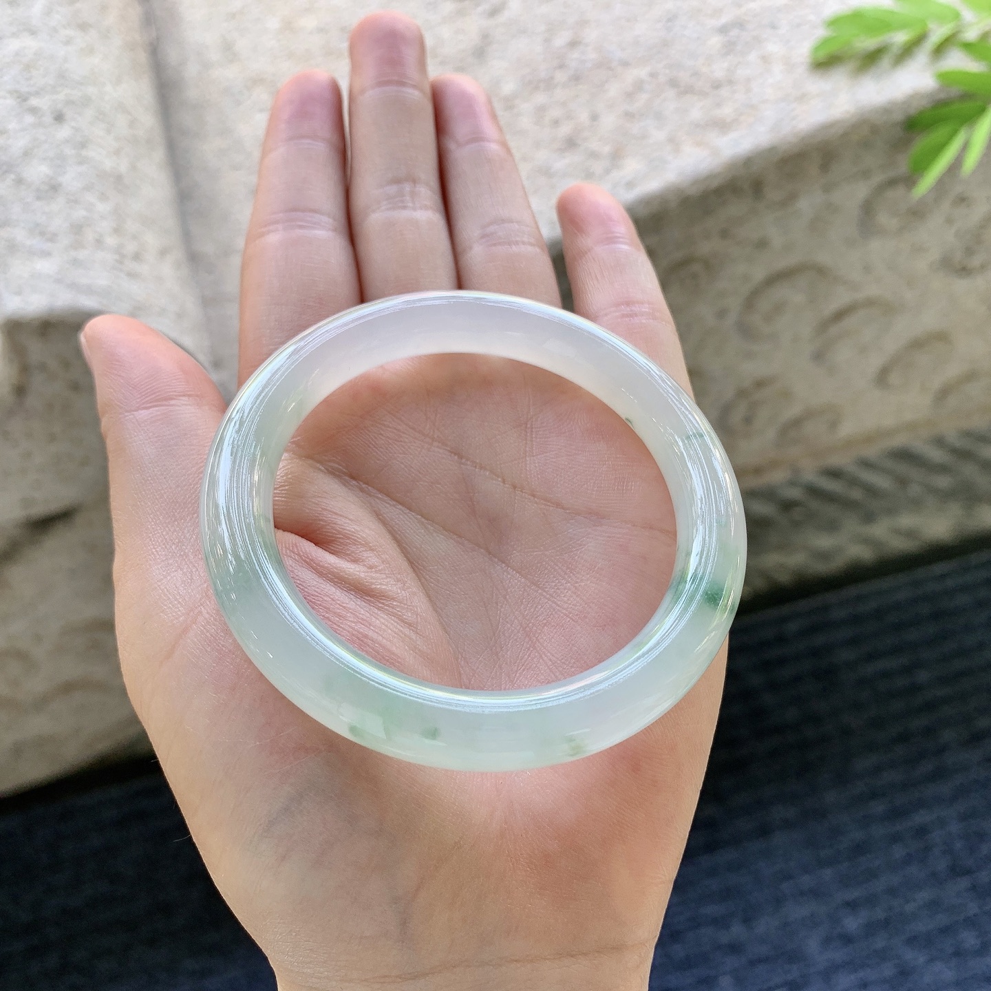 圆条52 53【圈口】53.8/9.2/9【编码】Y011103-1糯冰飘花，水润，种老，细腻，无裂