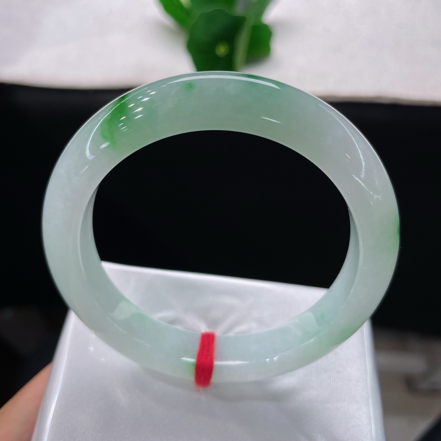 天然翡翠手镯 圈口56/11.6/8.9，白底飘绿花正圈，55/56可戴，翠色漫染玉肌，清辉绕腕。一镯揽尽山间翠意，无裂