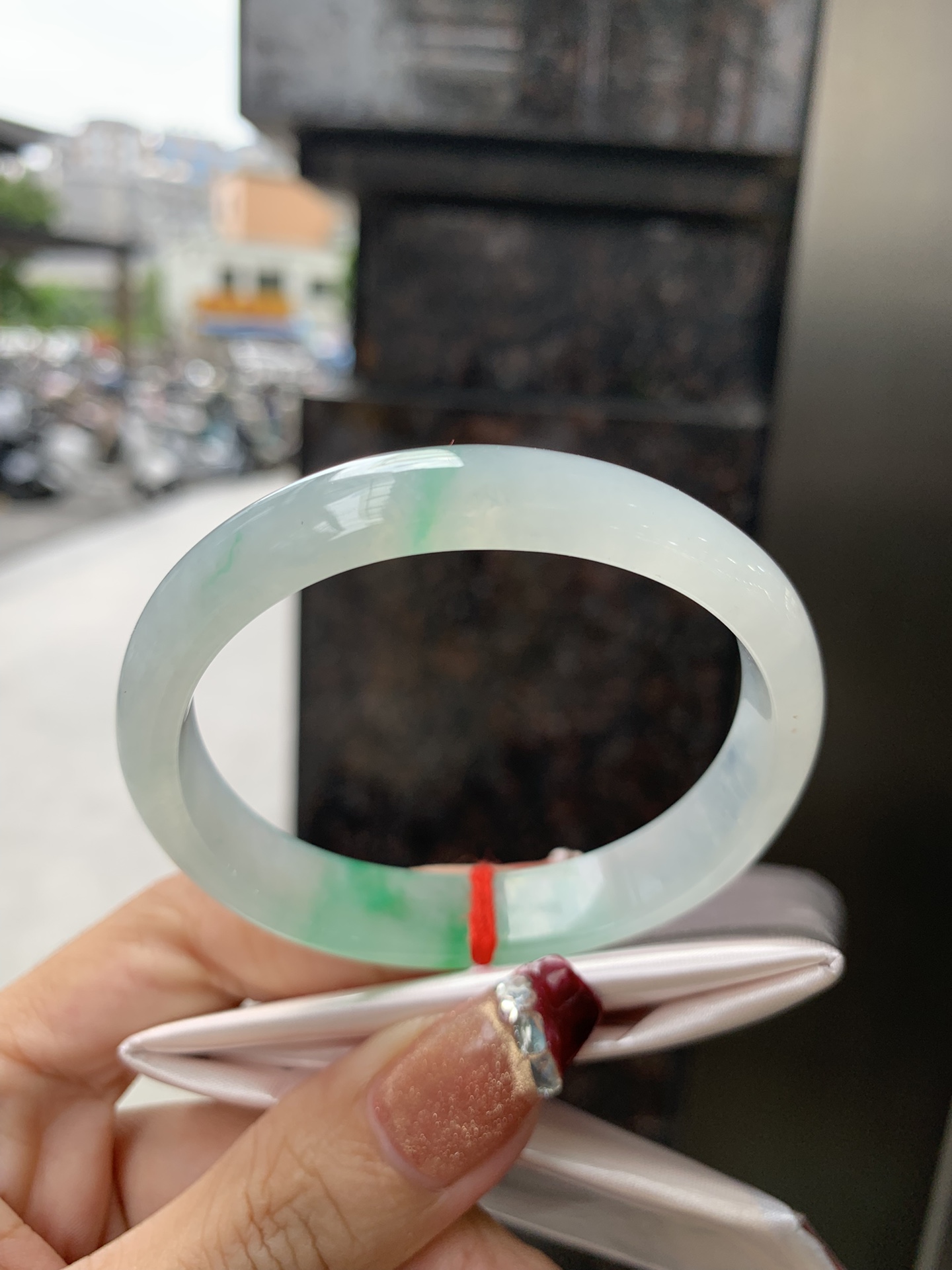 冰阳绿花贵妃, 0923-X755, 打灯小细纹，底妆冰润，几抹阳绿花色像春芽，从水润如晨露的底子蹦跳而出，将春日的灵动生机凝于手镯中，戴上她，清水芙蓉般的清新感自然晕染，每一次抬手，都似把盎然绿意融入生活。