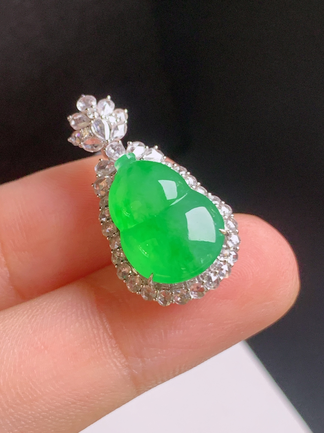 冰阳绿葫芦吊坠，冰润透亮，色浓饱满，福禄双全，精致吸睛