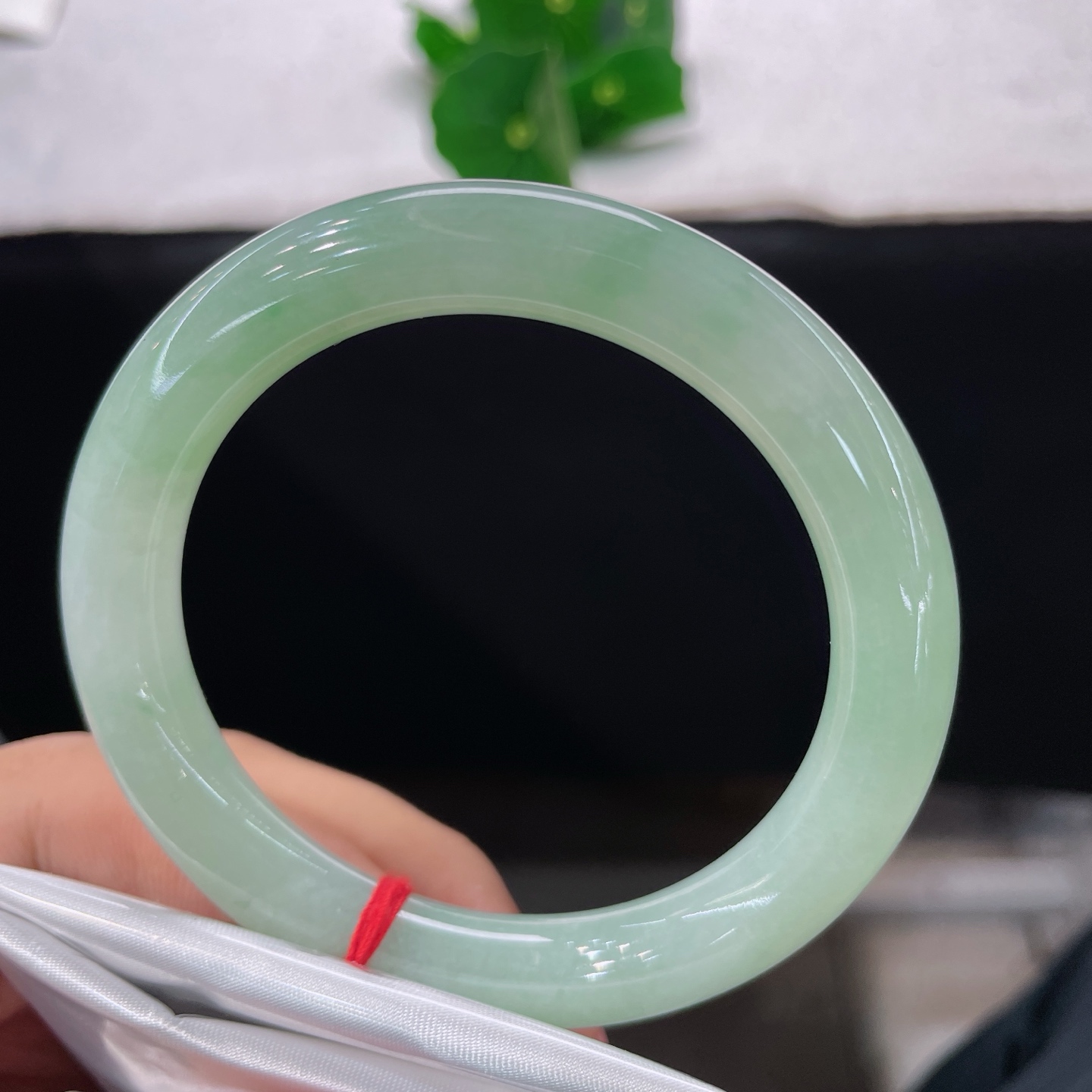 天然翡翠手镯 圈口56.8/9.8，苹果绿圆条57/58正圈可戴，圆条揽浅翠，腕间遇春光，无裂。