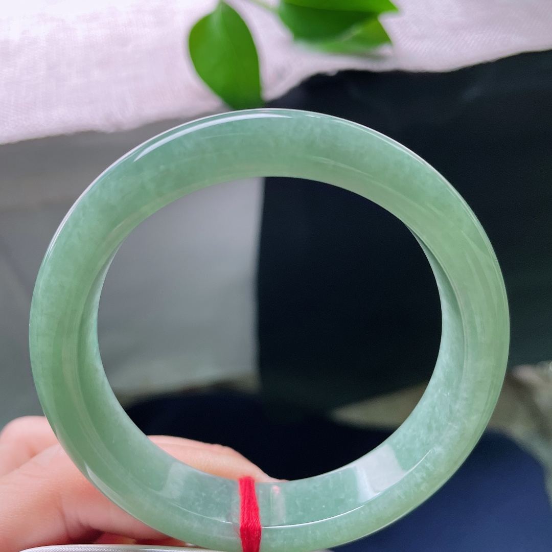 56.4/12.3/8.4，绿底正圈，一点皮纹，整圈匀净的油润绿调，好似一汪不兴波澜的绿潭，色调均匀，观感平和舒展。ss58276a