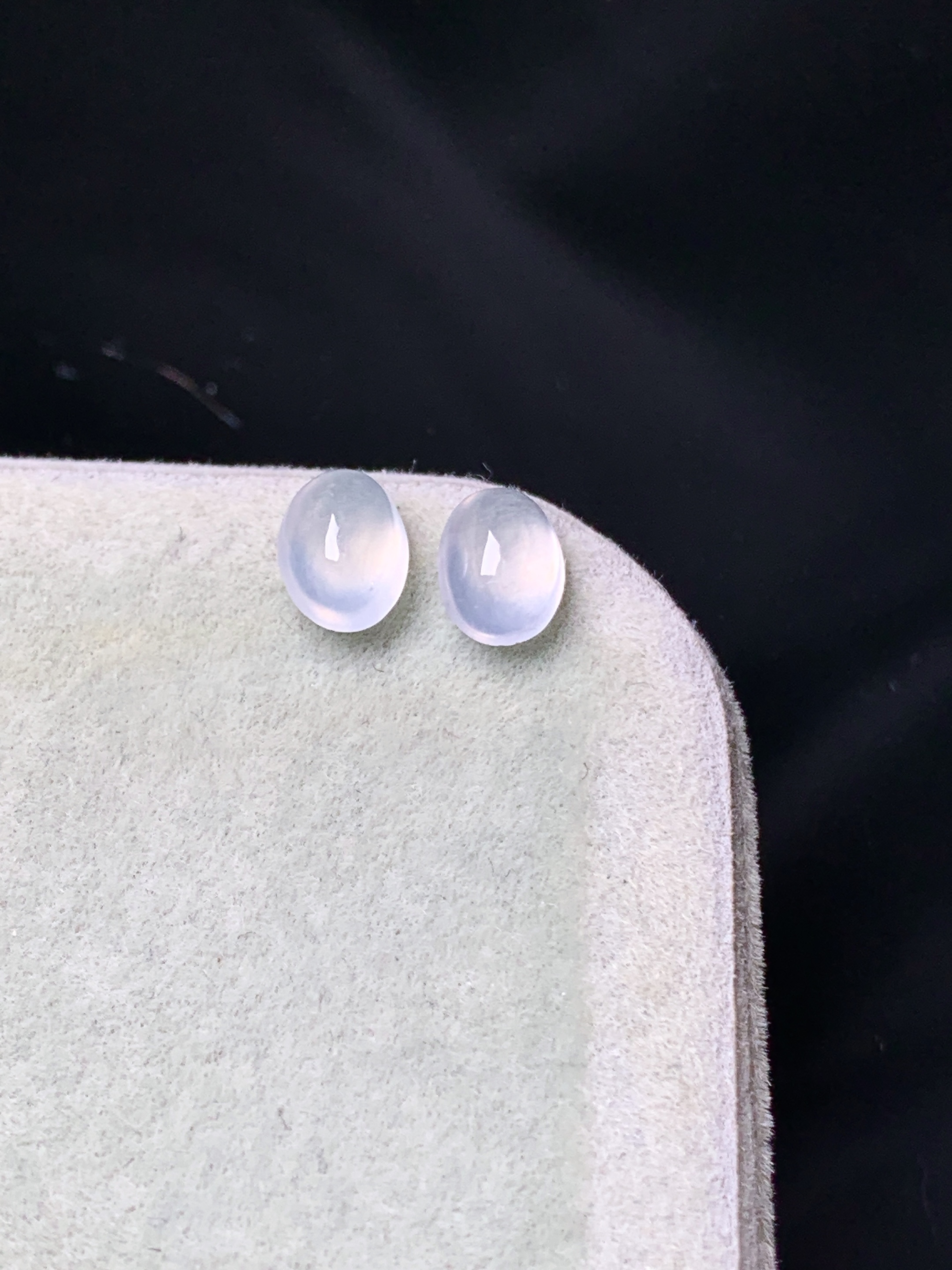 镶嵌款 冰种蛋面一对 玉质细腻 色泽艳丽清新 水润亮眼 整体尺寸6.8*4.8*3.5 2x