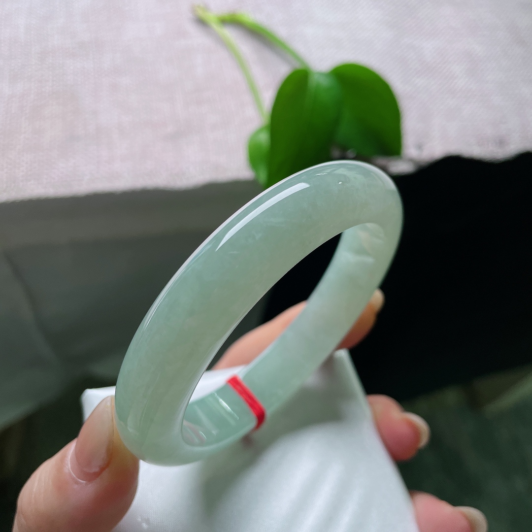 57.7/12.9/9，绿底正圈，一点皮纹，色调均匀舒缓，没有浓烈突兀的色彩，属于越看越有味道的款式，ss58515a