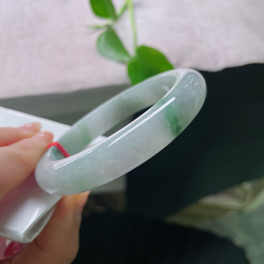 57.3/11.5/8.5，飘花正圈，晶体纹，底色清透带朦胧雾感，天然花色自成诗意，温润玉质衬得气质清雅内敛，ss56100a