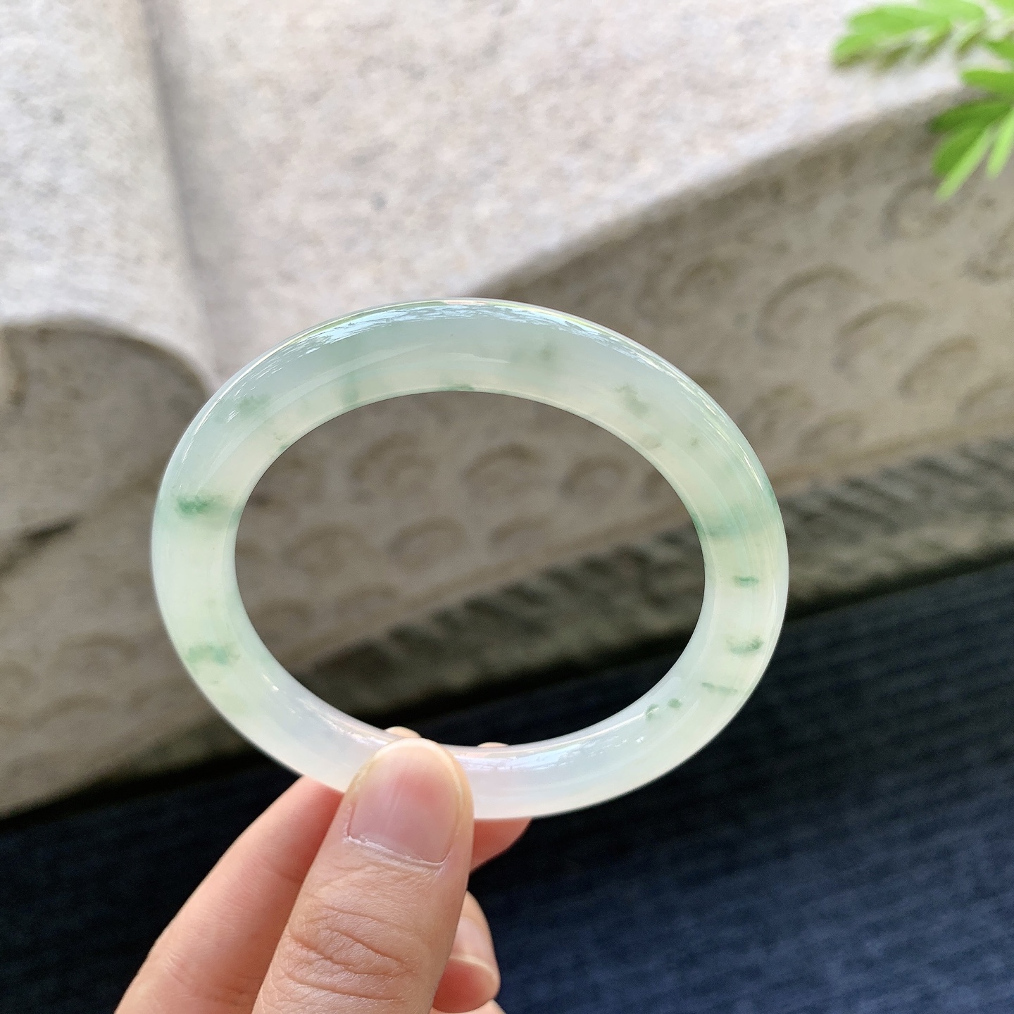 圆条52 53【圈口】53.8/9.2/9【编码】Y011103-1糯冰飘花，水润，种老，细腻，无裂