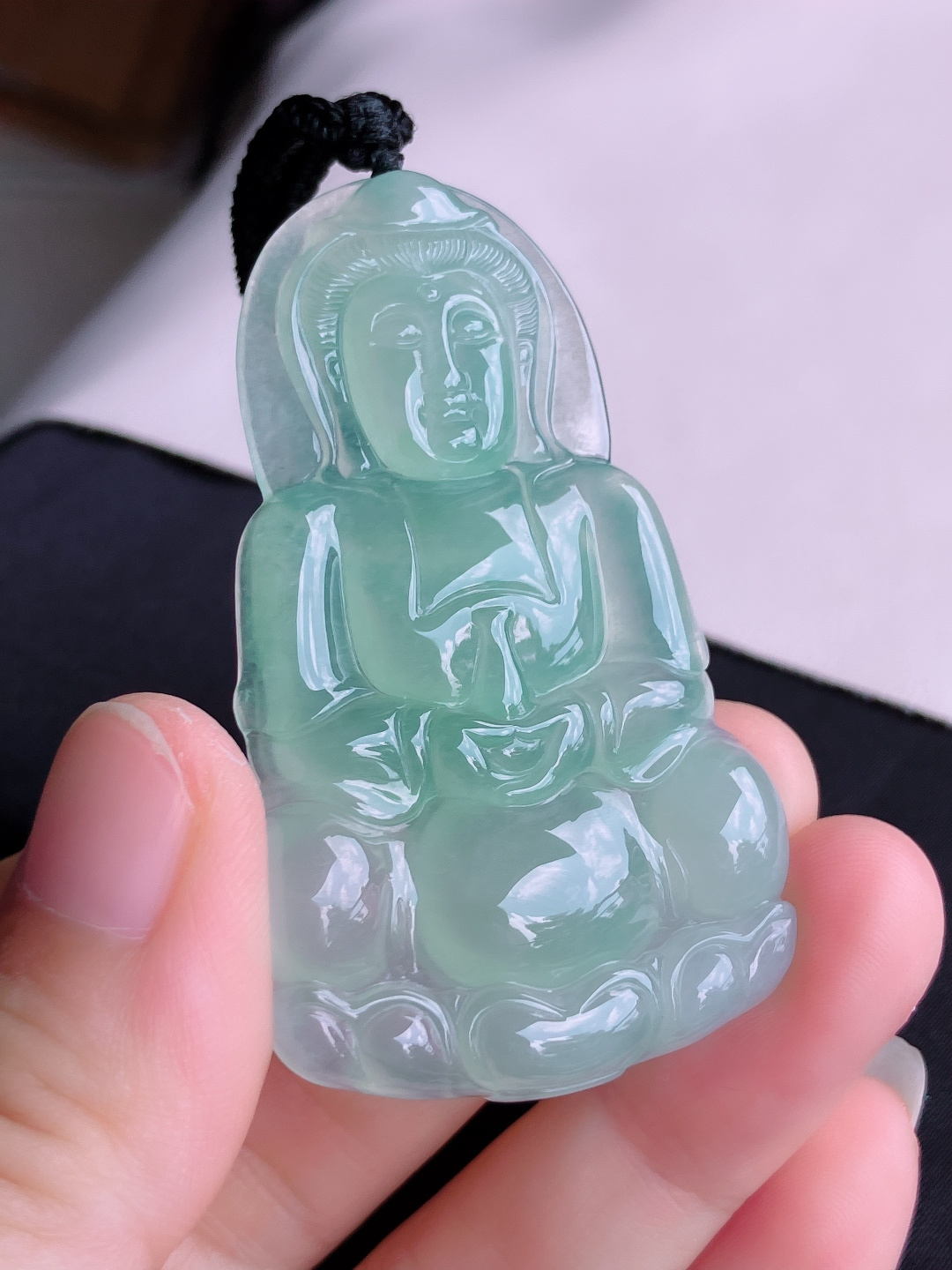绿底大观音，晶莹剔透，面容慈祥，尺寸60.5/37/6/自然光实拍