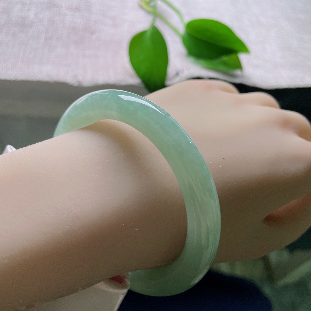 56,3/9.8，绿底圆条，横纹，匀净绿调温润中和，不艳不暗，属于耐看耐品，不挑年龄，ss58014a