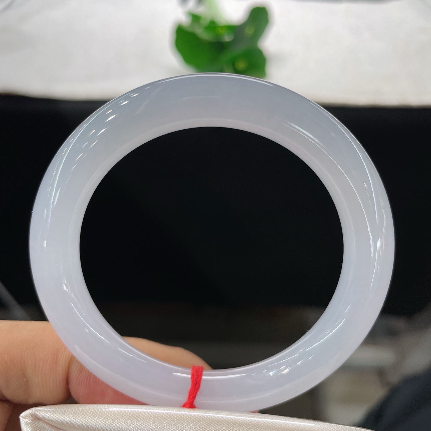 天然翡翠手镯 圈口54.3/9.1，冰粉底圆条，54/55可戴，腕间凝月华，素玉自安然。无裂