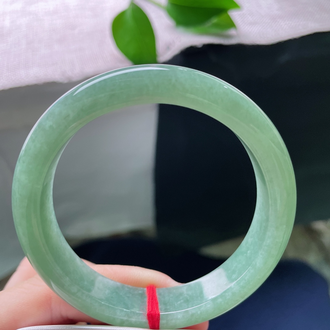 56.4/12.3/8.4，绿底正圈，一点皮纹，整圈匀净的油润绿调，好似一汪不兴波澜的绿潭，色调均匀，观感平和舒展。ss58276a