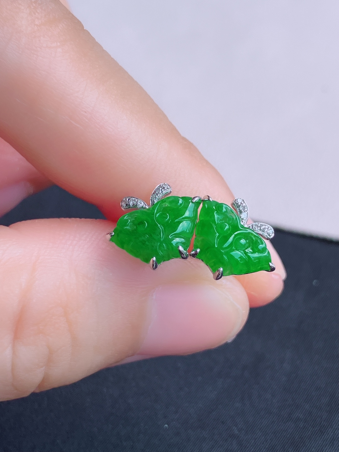 翠绿蝴蝶耳钉，简约时尚，自然光实拍