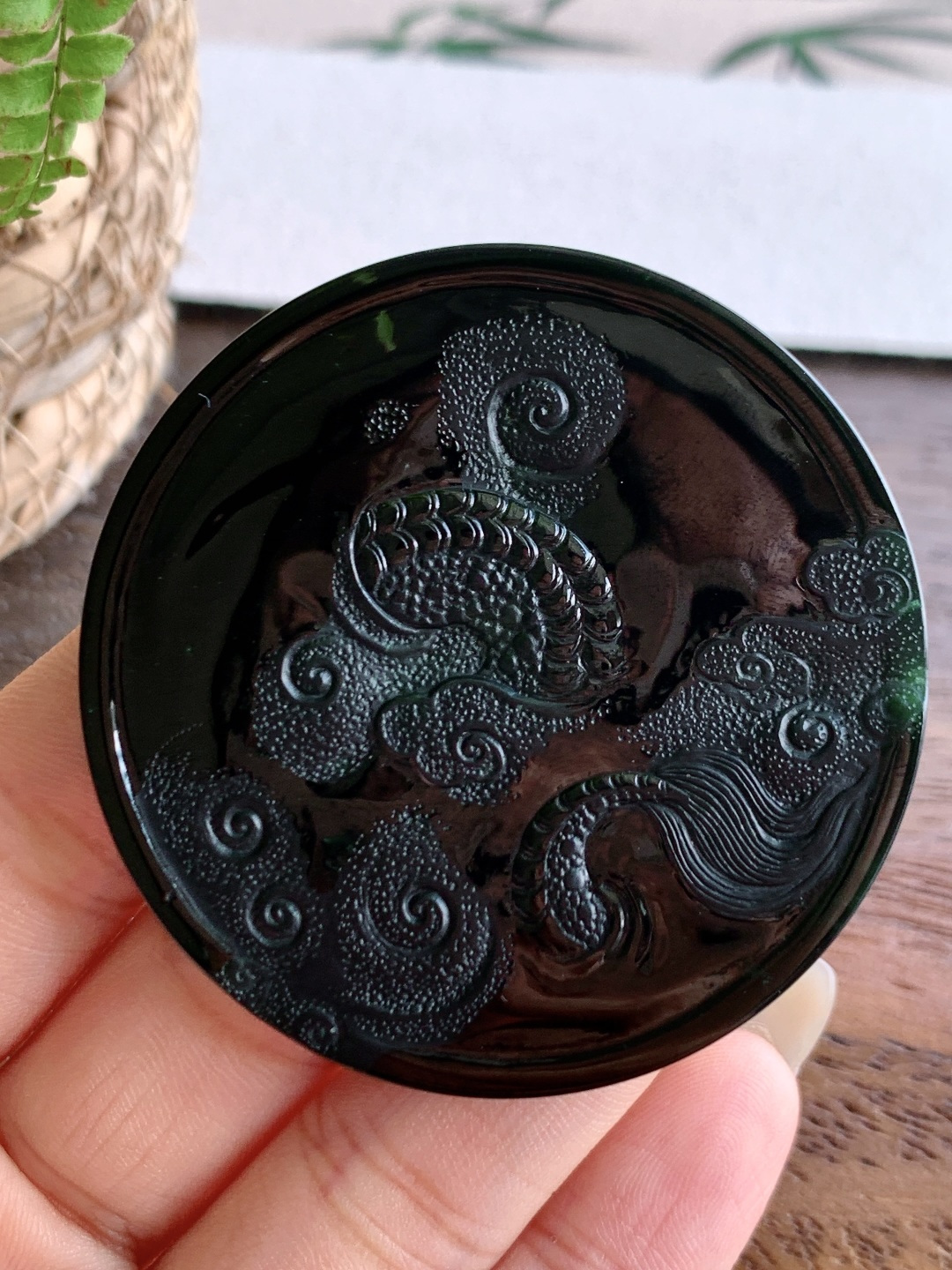 【墨翠】️墨翠龙牌圆牌大龙牌吊坠【说明】缅甸 性比高 厚装【尺寸】55-6.8【重量】43.4克