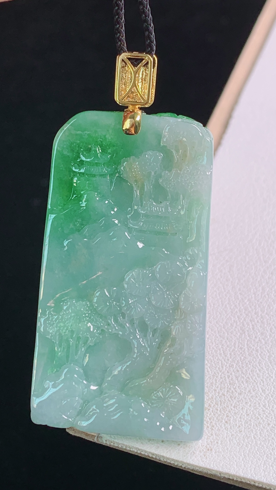阳绿山水龙牌吊坠，18K真金真钻，色泽浓郁，雕工精湛，霸气，无裂，尺寸:58.9-49.9-26.9-13.9mm 6