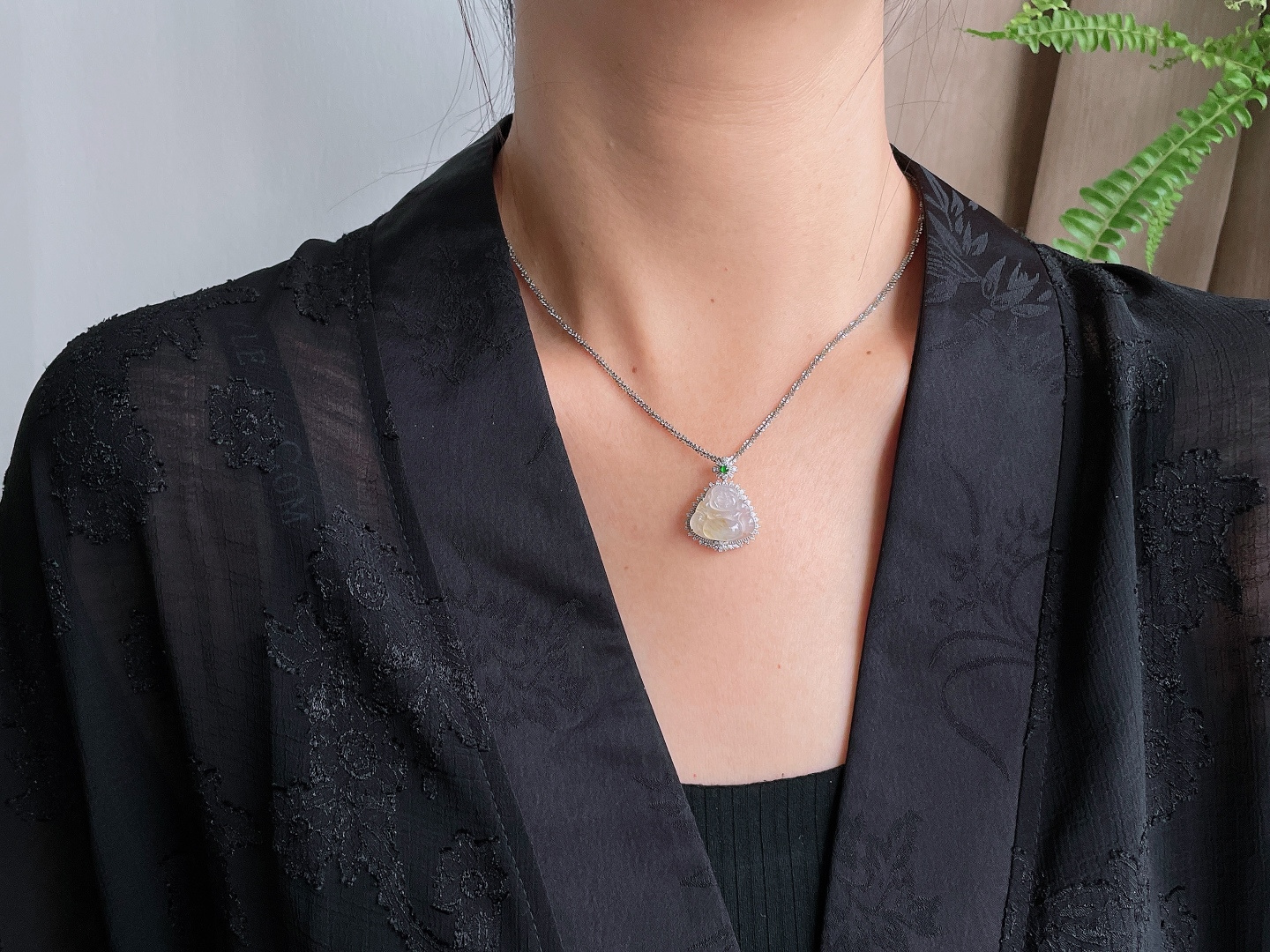 【镶嵌】冰飘黄翡佛公吊坠 【说明】缅甸 18k金镶嵌 无裂 性比高 【整体】26-21-8.4 【裸石】17.3-15.2-3.5 【重量】3.7克