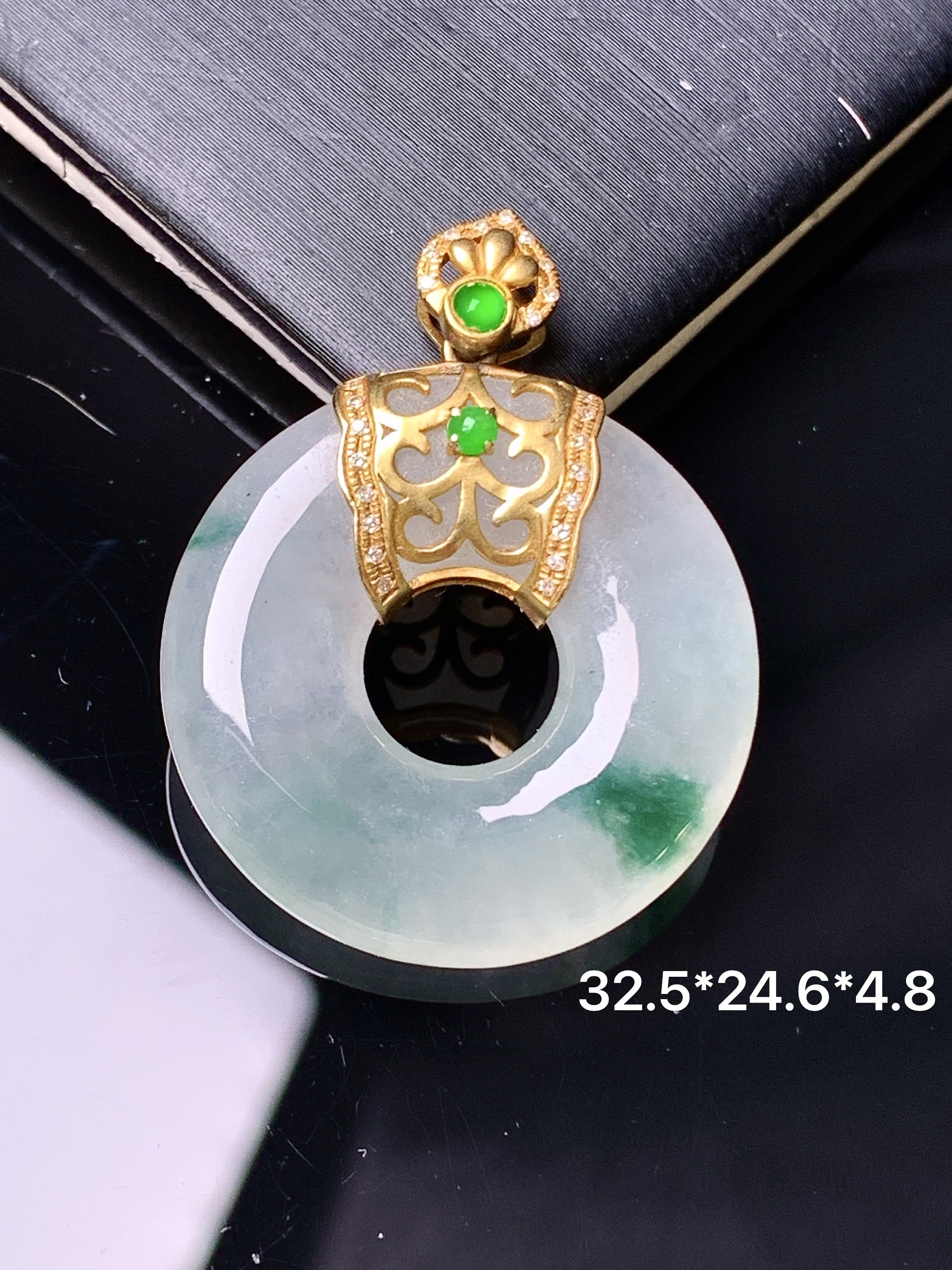 18k金镶嵌飘绿平安扣吊坠 玉质细腻 色泽艳丽清新 水润亮眼 整体尺寸32.5*24.6*4.8 a8