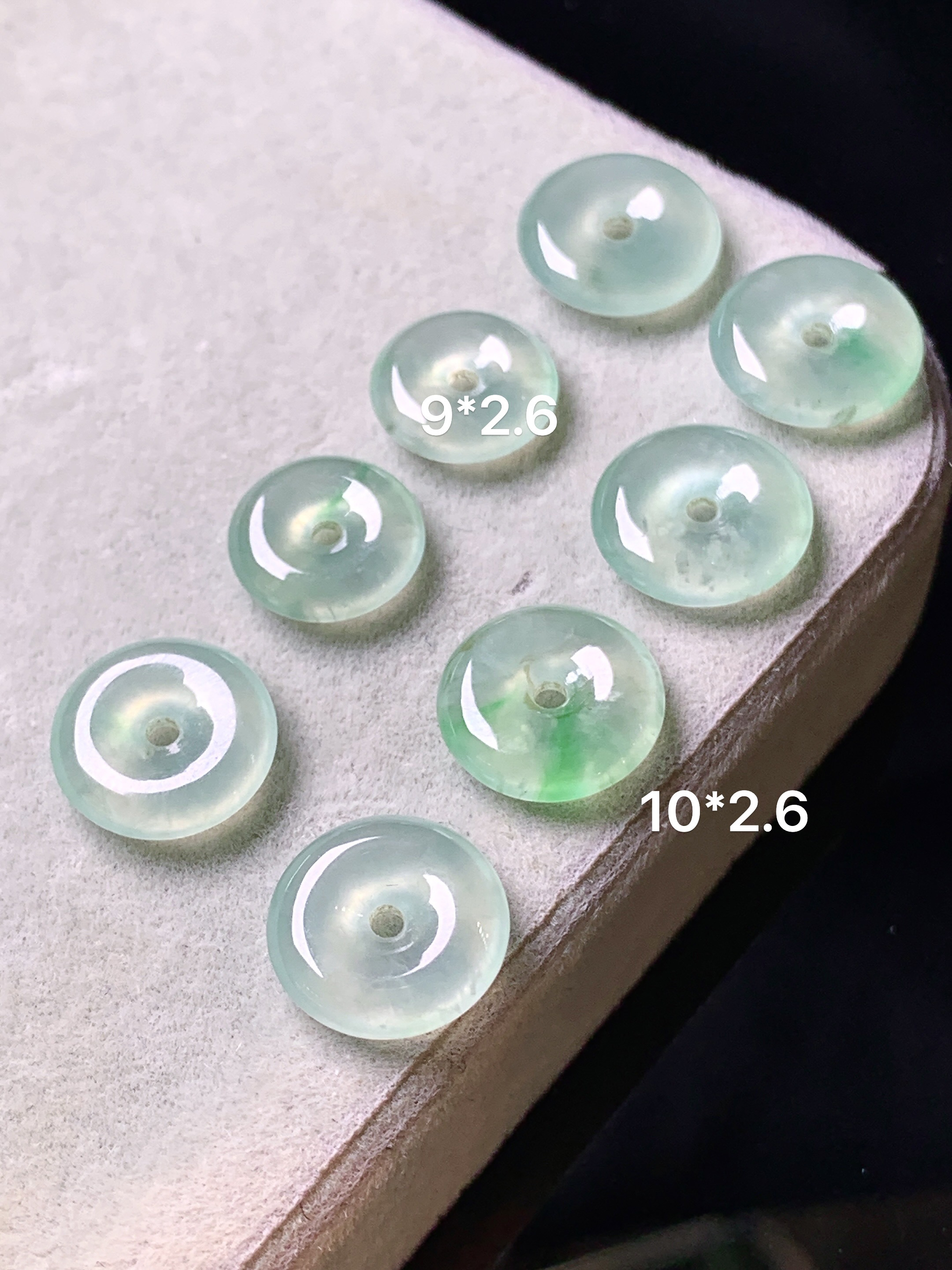 冰种飘绿平安扣一手 玉质细腻 色泽艳丽清新 水润亮眼 整体尺寸10*2.6 a8
