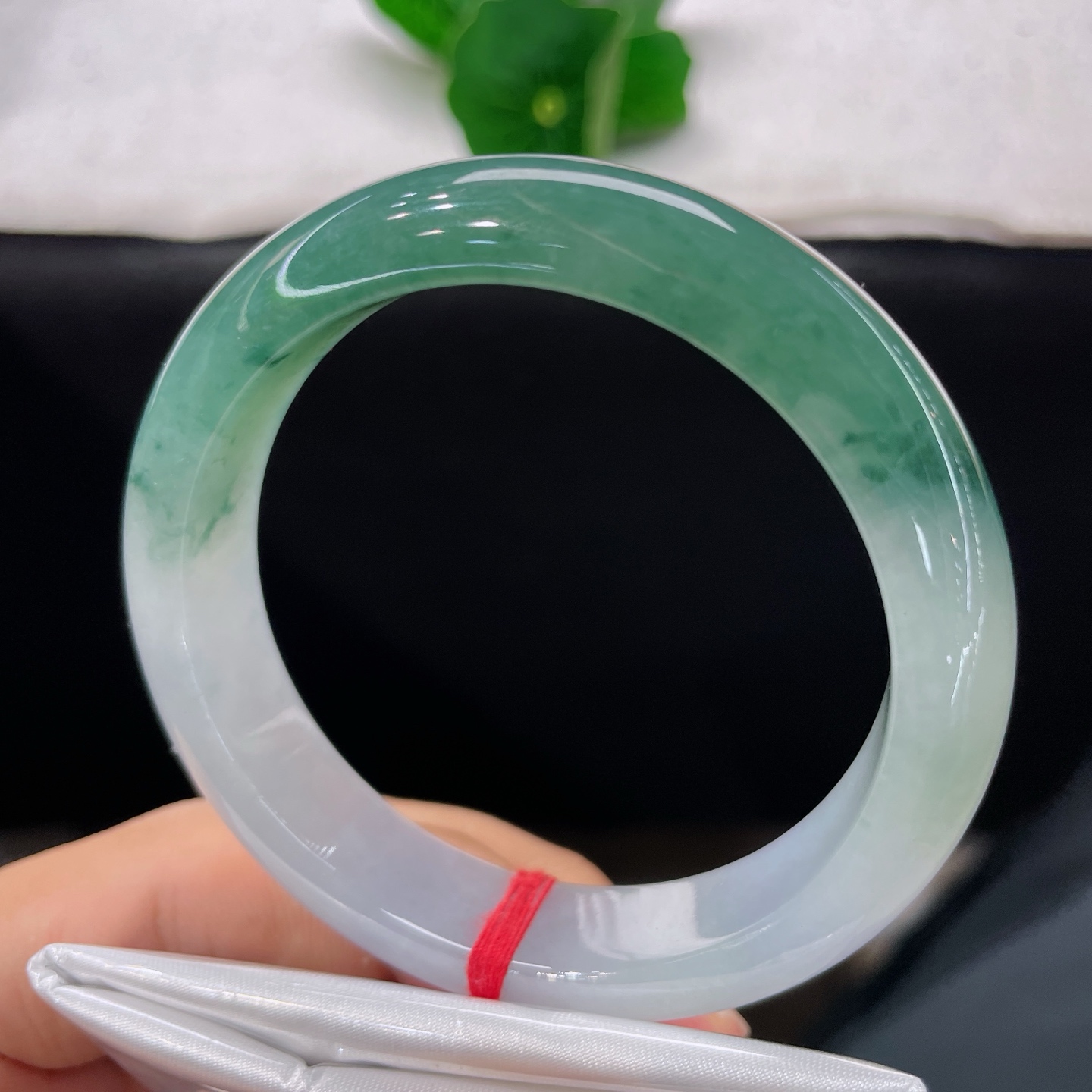天然翡翠手镯 圈口55.3/12.6/8.2，半山半水正圈，半湖翠色半霜华，一镯揽尽山水意。无裂。