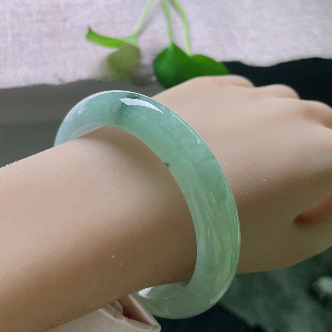 57.8/12.3/9.4，绿底正圈，一点晶体，色调清浅舒服，玉料细腻匀净，简约淡然，流露安静柔和的东方气质。ss56737a