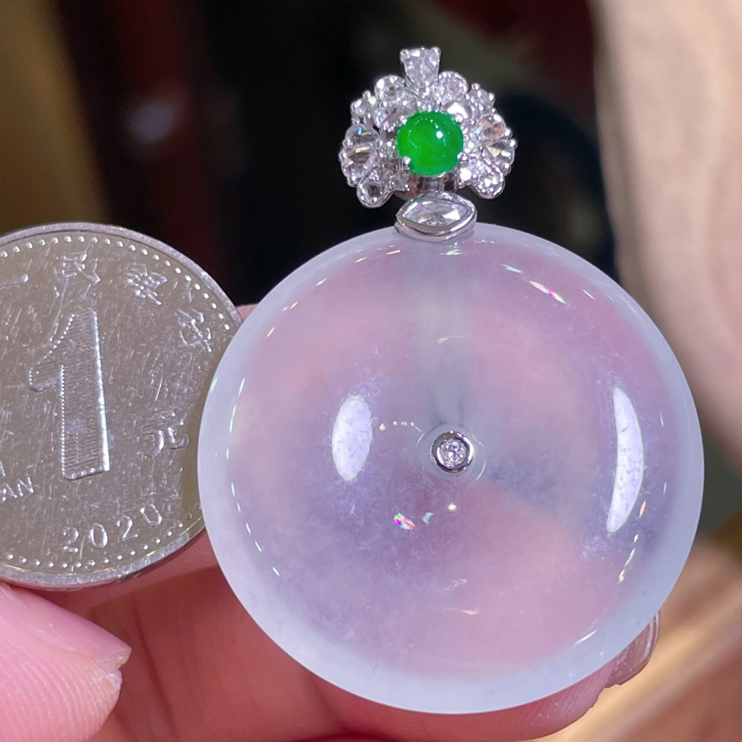 翡翠A货 平安扣吊坠 高冰起光，料子冰润细腻，种老起光， 18k金镶真钻，上身佩戴效果很好 整体38.5裸石28.7-28.8-5.6