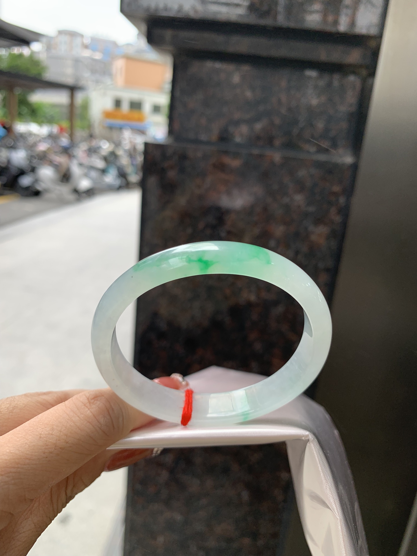 冰阳绿花贵妃, 0923-X755, 打灯小细纹，底妆冰润，几抹阳绿花色像春芽，从水润如晨露的底子蹦跳而出，将春日的灵动生机凝于手镯中，戴上她，清水芙蓉般的清新感自然晕染，每一次抬手，都似把盎然绿意融入生活。