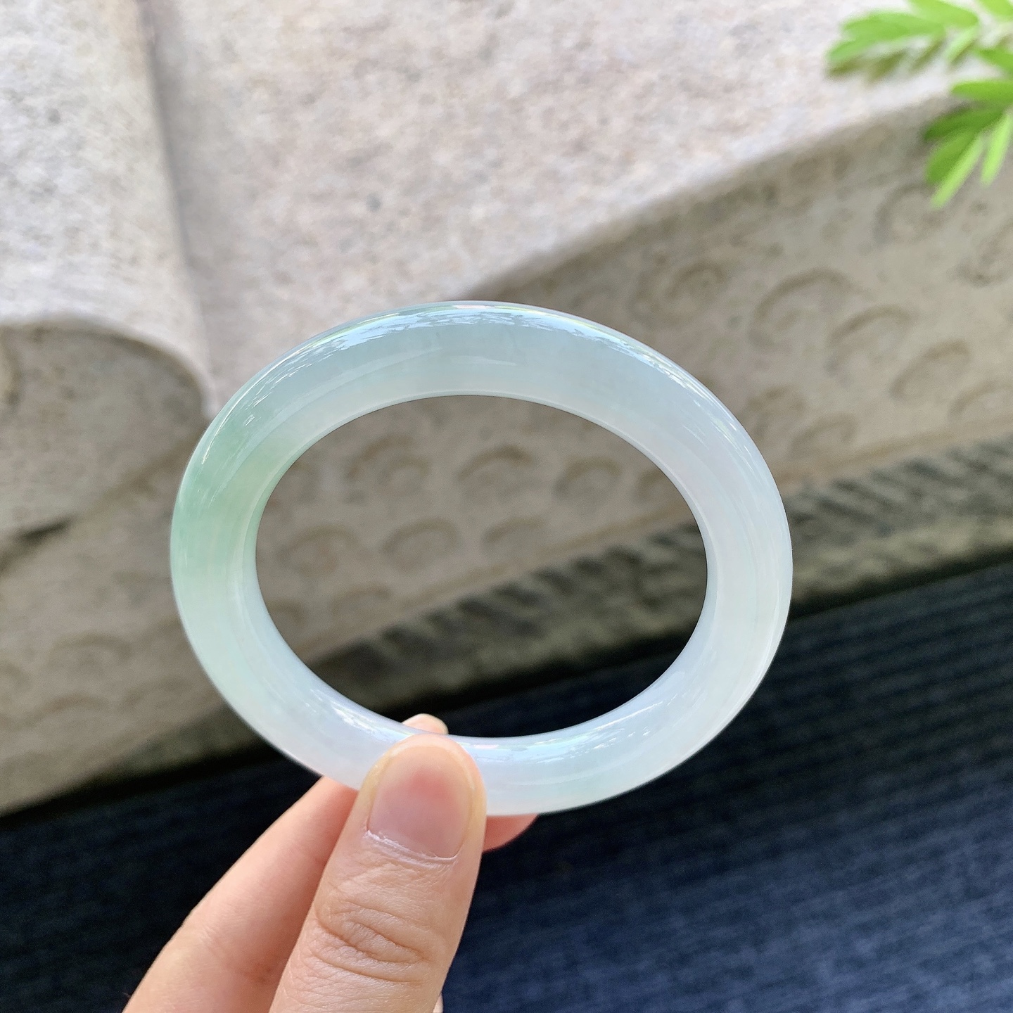 圆条54 55【圈口】55/9.8/9.5【编码】AD091001【描述】糯冰飘绿，水润，种老，细腻，无裂