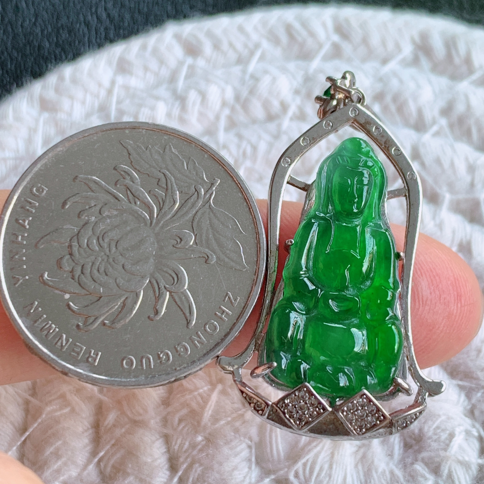冰润满绿观音吊坠，法相端庄大气，工艺精湛，种色浓郁，细腻饱满冰润，种老水足，收藏佳品，佩戴大气  925银饰镶嵌 W481.7  整体尺寸：39.8-21-5.3mm  裸石尺寸：23.8-12mm
