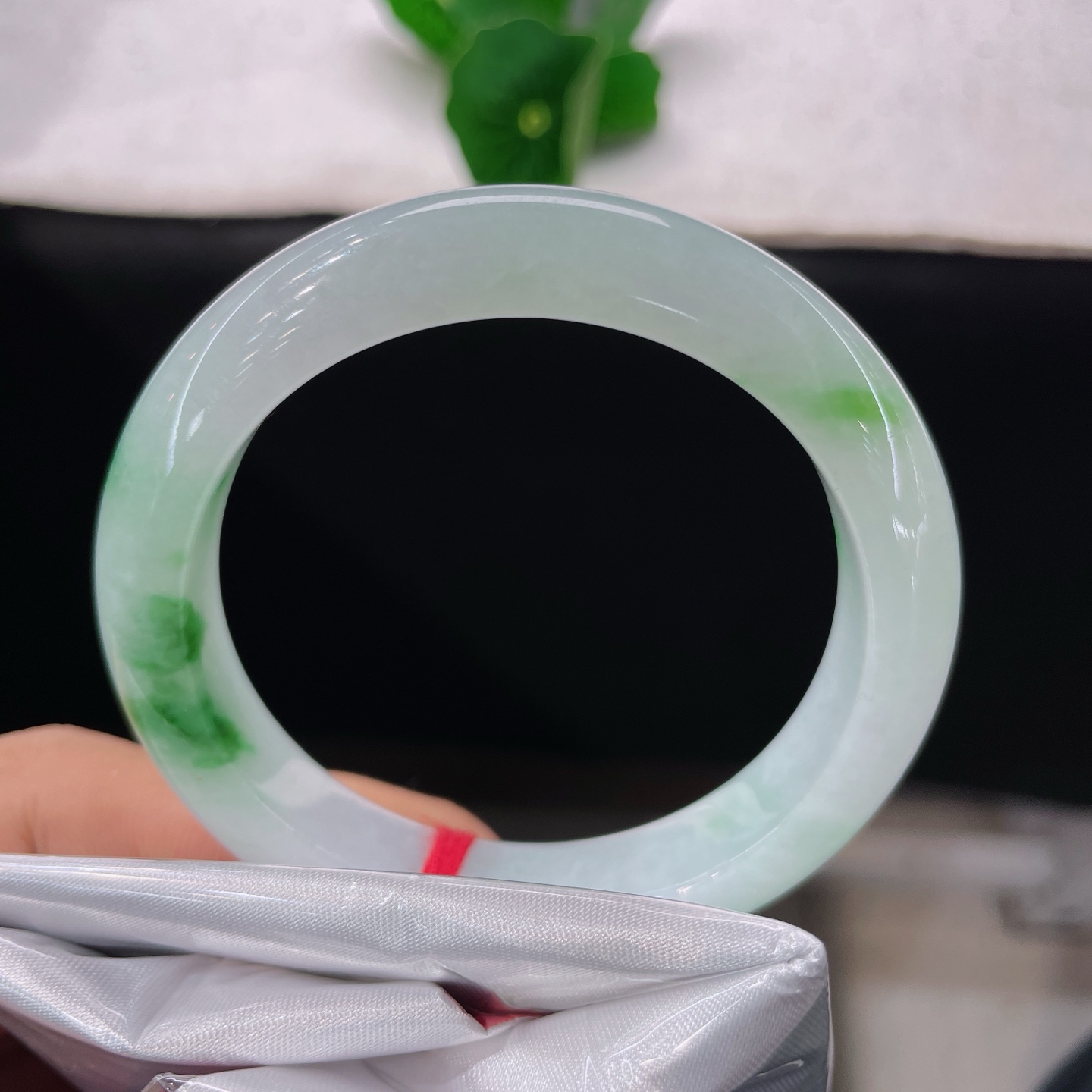 天然翡翠手镯 圈口56/11.6/8.9，白底飘绿花正圈，55/56可戴，翠色漫染玉肌，清辉绕腕。一