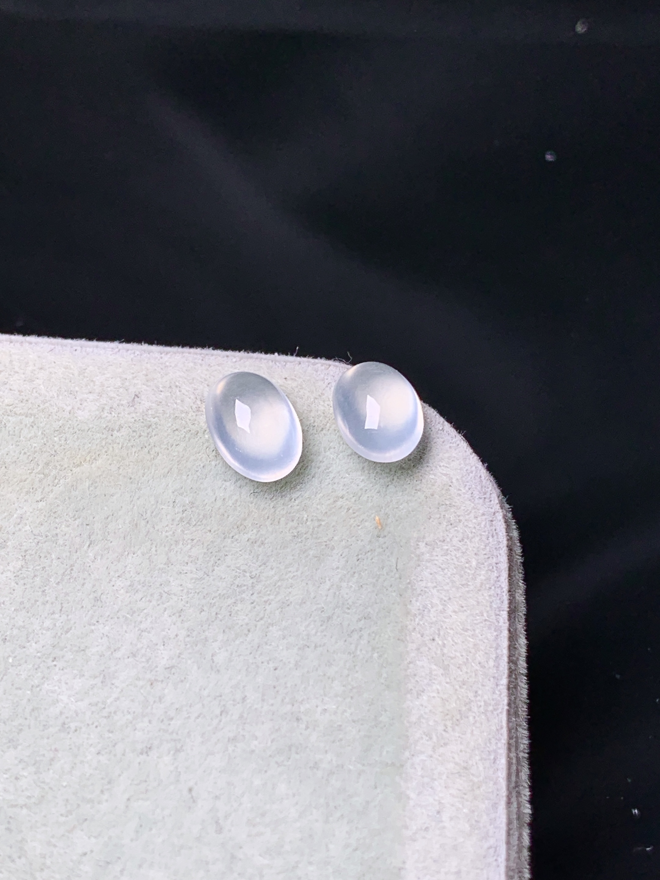 镶嵌款 冰种蛋面一对 玉质细腻 色泽艳丽清新 水润亮眼 整体尺寸7*4.8*3 2x