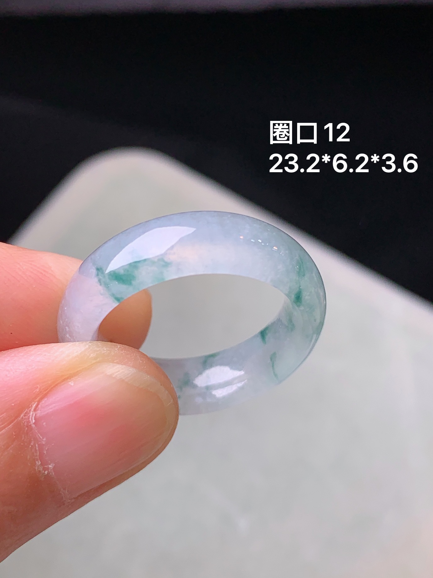 飘绿指环 玉质细腻 色泽艳丽清新 水润亮眼 圈口12 整体尺寸23.2*6.2*3.6 c1