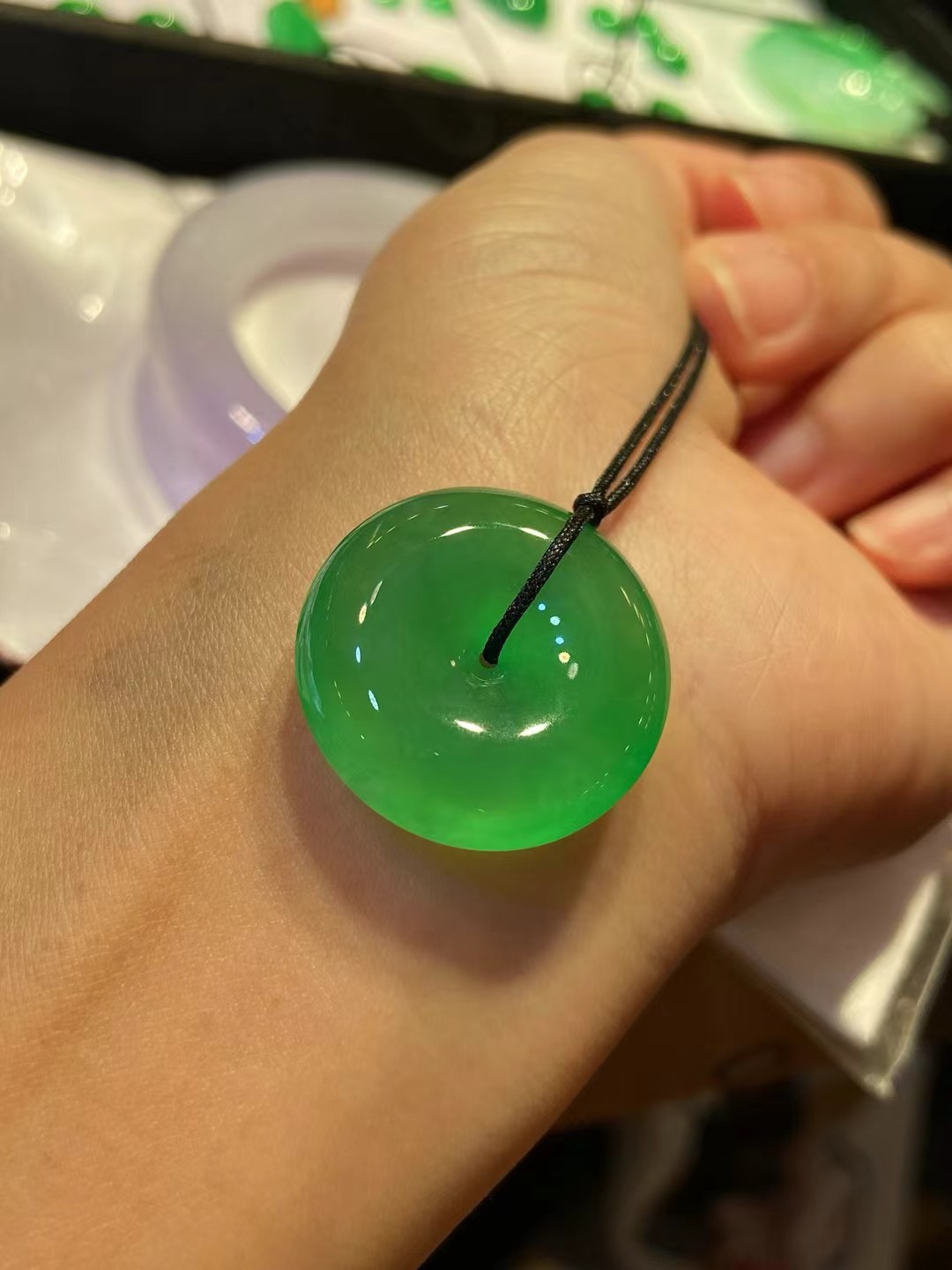 ️ 厚桩阳绿平安扣