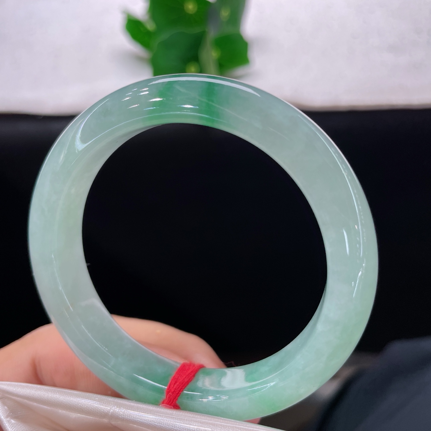 天然翡翠手镯 圈口53.6/11.6/8.4，冰晴底飘绿正圈，53/54可戴，清透玉底，丝丝阳绿悠然晕染，生机盎然。无裂。
