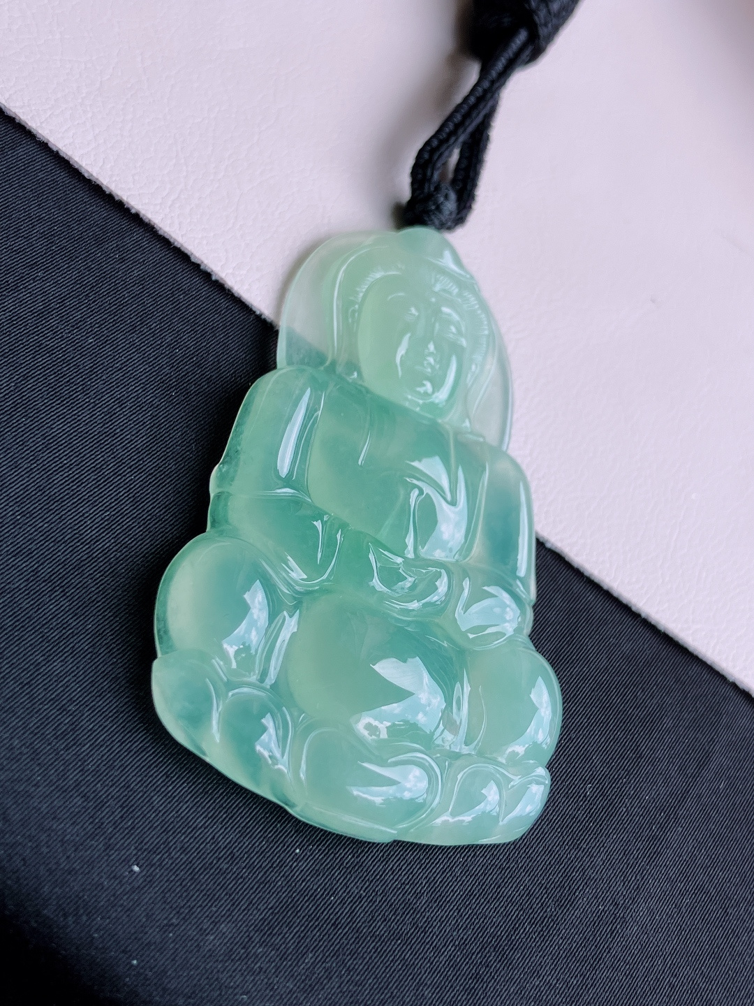 绿底大观音，晶莹剔透，面容慈祥，尺寸60.5/37/6/自然光实拍