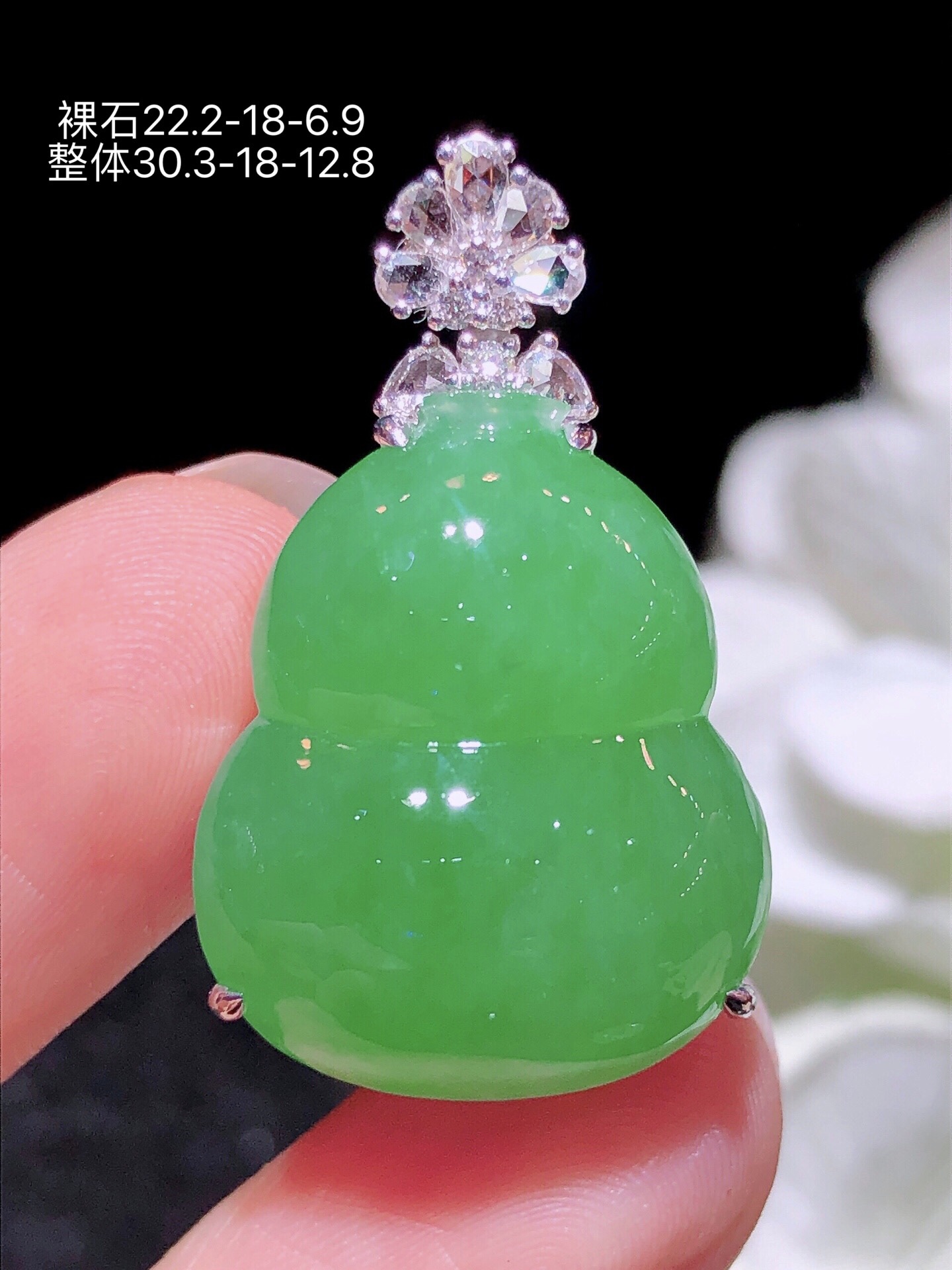 18K金镶 阳绿葫芦吊坠 无裂 水润色艳 品相饱满 配送银链苹果拍摄，实物更好看，22.2-18-6