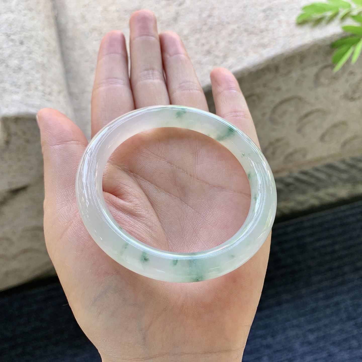 圆条52 53【圈口】53.8/9.2/9【编码】Y011103-1糯冰飘花，水润，种老，细腻，无裂
