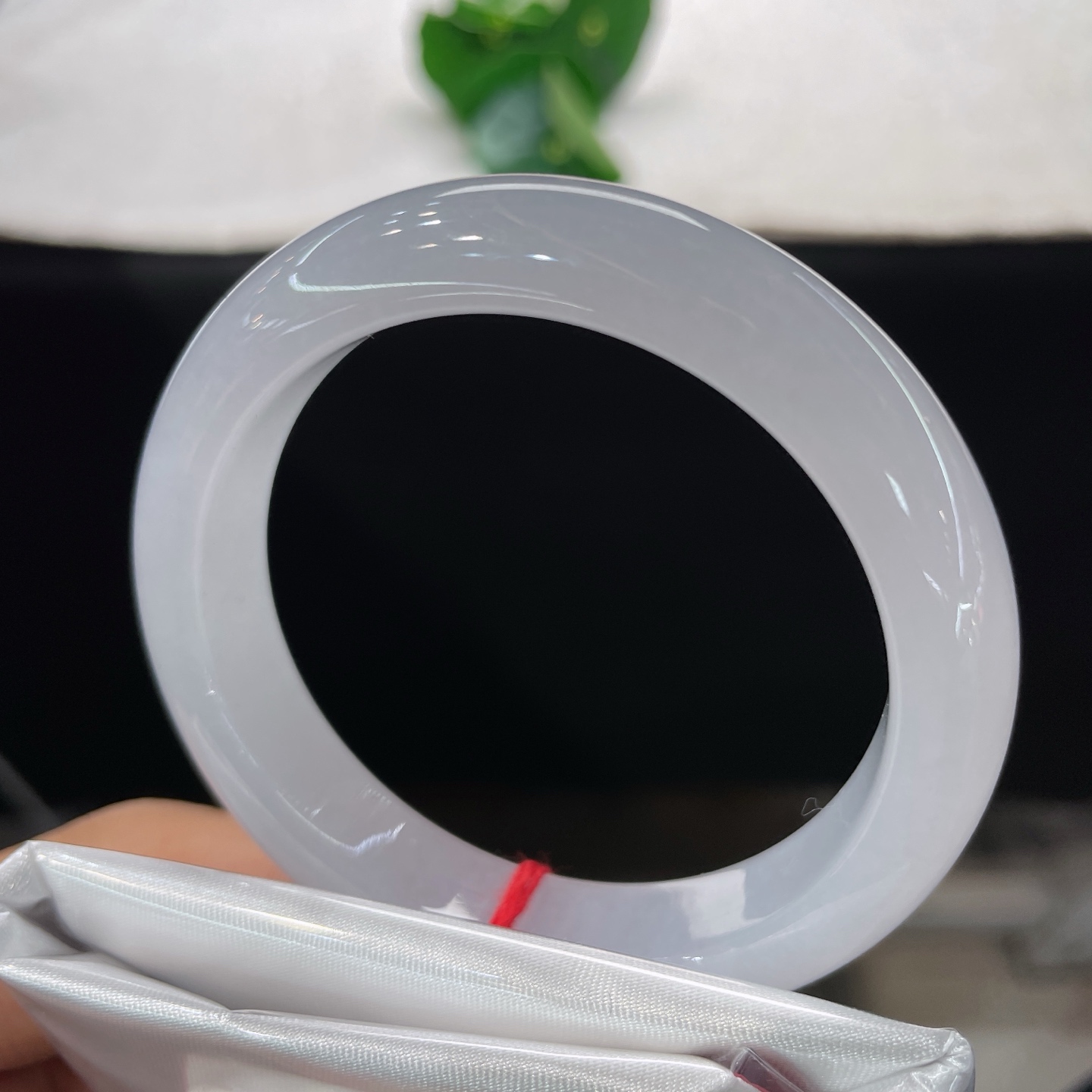天然翡翠手镯 圈口52.6/11.8/8.2，白冰正圈52/53可戴，素玉环凝月华，清莹不染尘瑕。无裂。