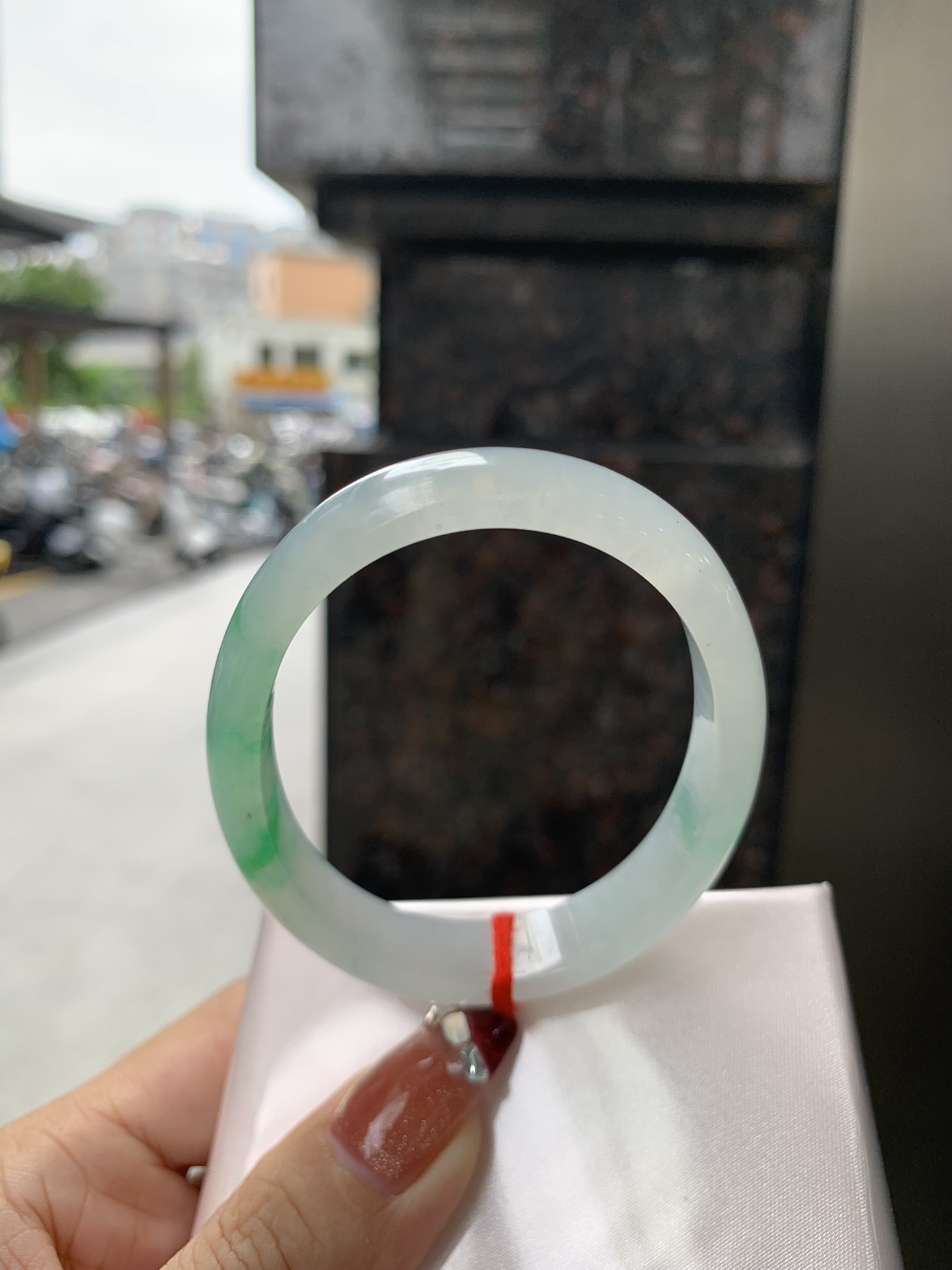 冰阳绿花贵妃, 0923-X755, 打灯小细纹，底妆冰润，几抹阳绿花色像春芽，从水润如晨露的底子蹦跳而出，将春日的灵动生机凝于手镯中，戴上她，清水芙蓉般的清新感自然晕染，每一次抬手，都似把盎然绿意融入生活。