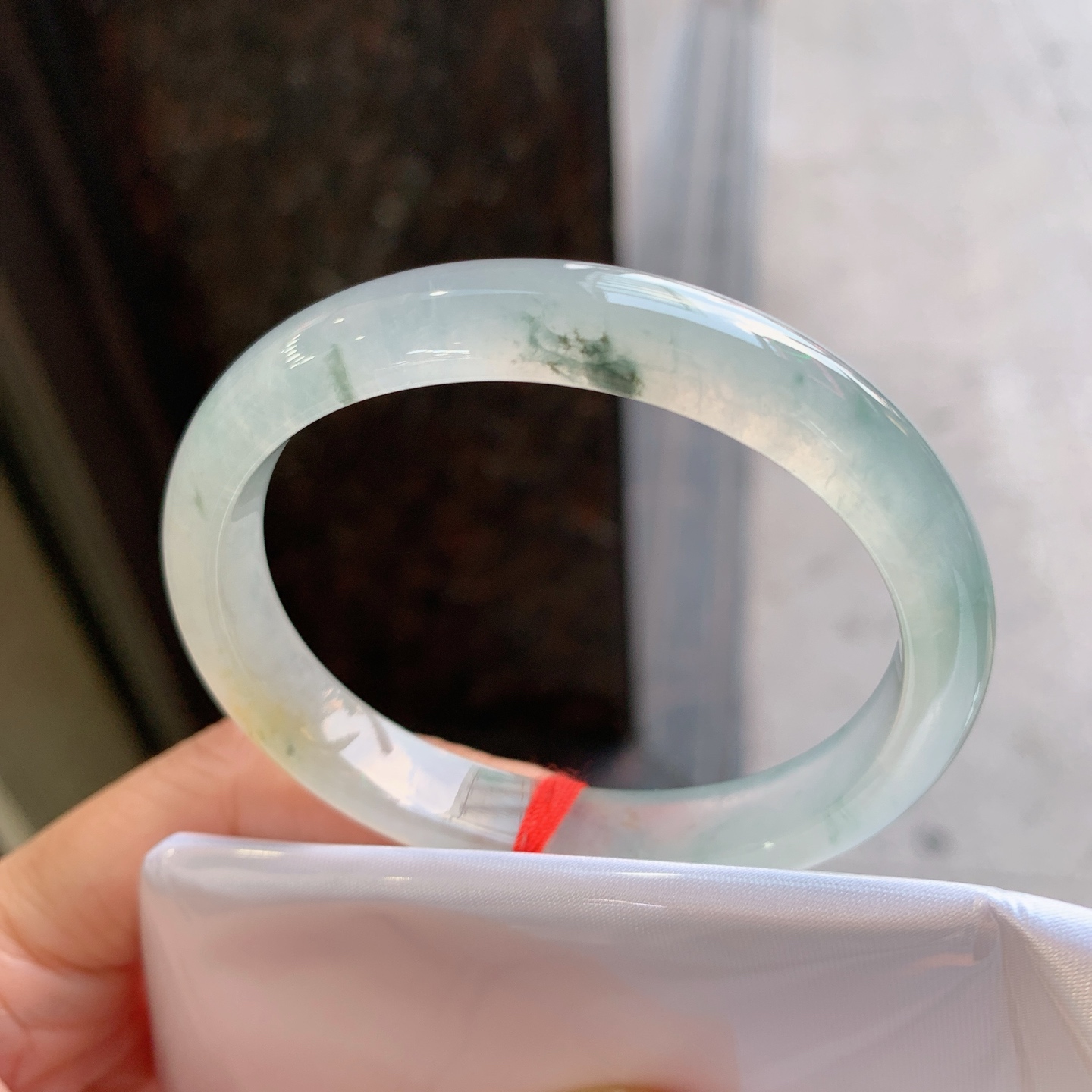 贵妃冰黄翡飘花 表皮微瑕疵 尺寸：55/47/10/6.8 冰润