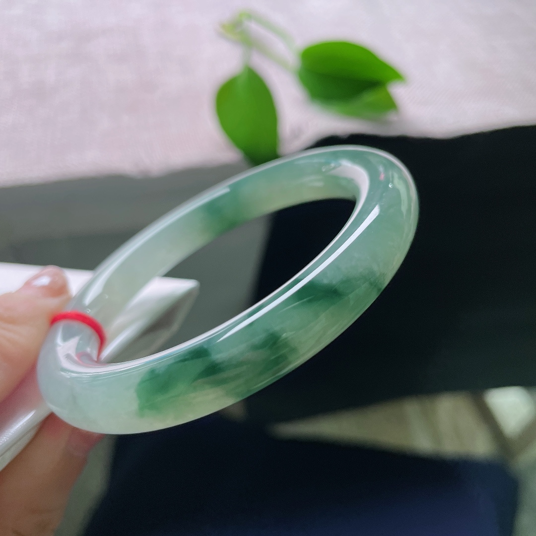 54.3/9.7，飘花圆条，无裂，淡淡翠底晕染随性灵动飘花，镯身水光流转，天然花色勾勒独一份的玉石意境美。ss58219a