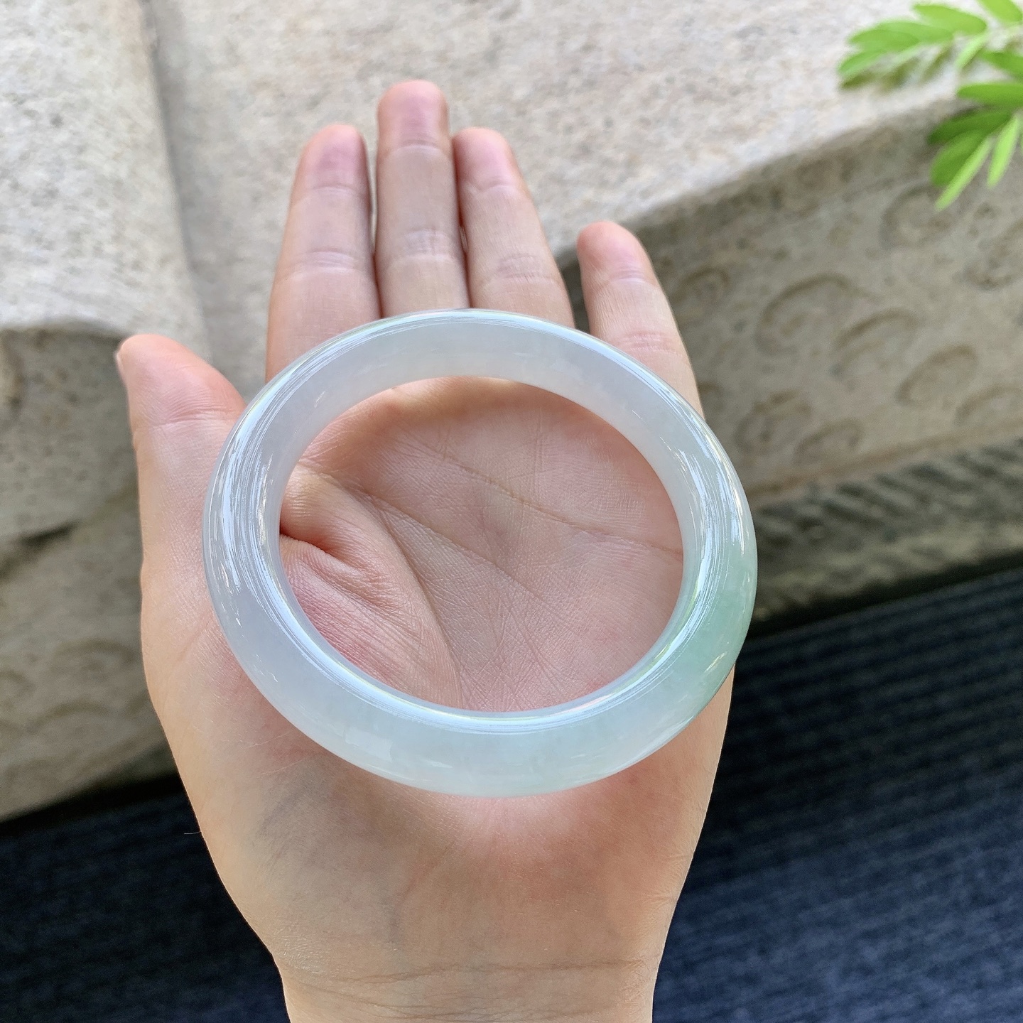 圆条54 55【圈口】55/9.8/9.5【编码】AD091001【描述】糯冰飘绿，水润，种老，细腻，无裂