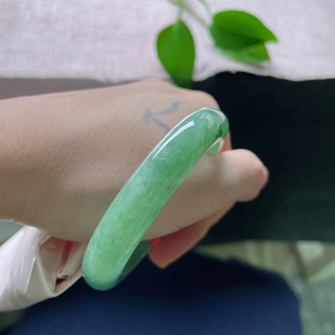 50.6/10.9/8.2，绿底正圈，无裂，沉静翠色氤氲整支玉镯，种水温润耐看，上手舒适，自带淡然闲适的东方氛围感。ss58278a