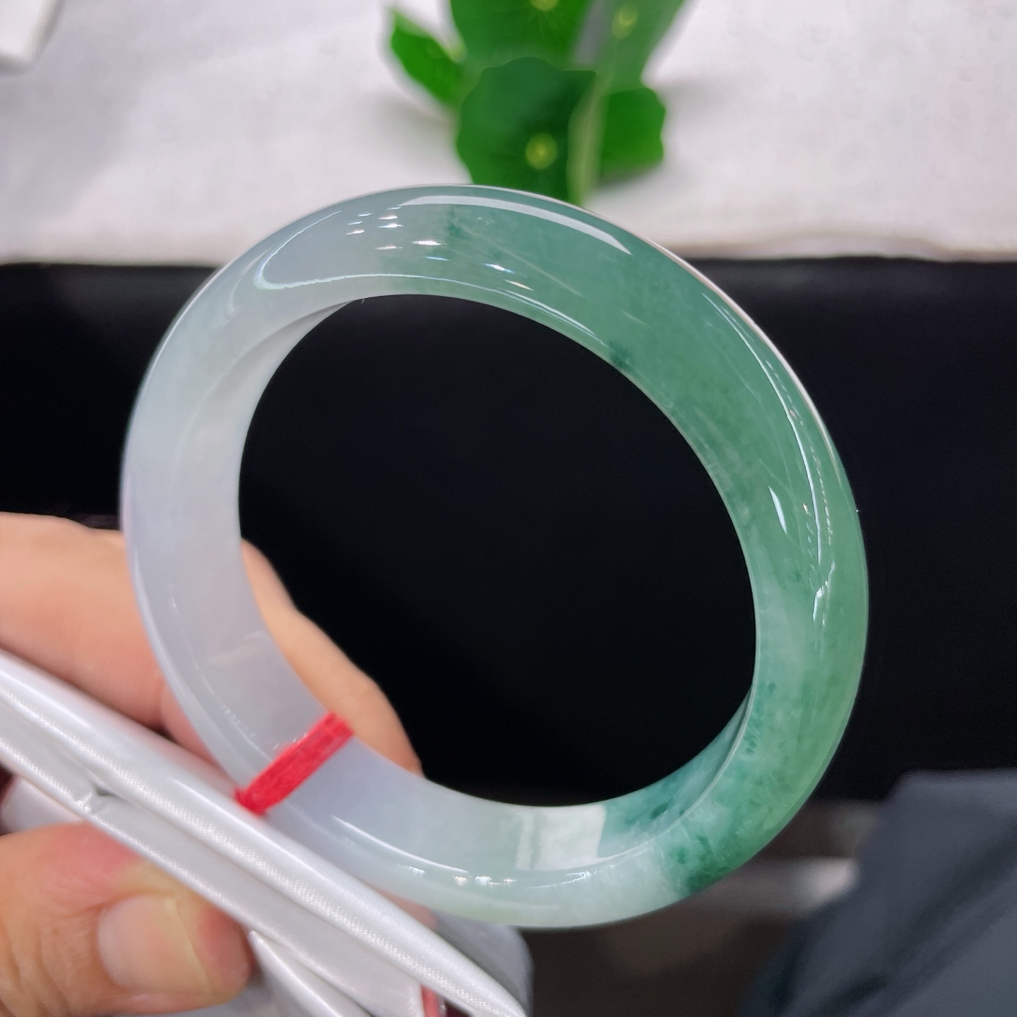 天然翡翠手镯 圈口55.3/12.6/8.2，半山半水正圈，半湖翠色半霜华，一镯揽尽山水意。无裂。