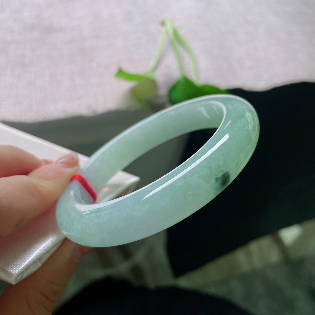 57.8/12.3/9.4，绿底正圈，一点晶体，色调清浅舒服，玉料细腻匀净，简约淡然，流露安静柔和的东方气质。ss56737a