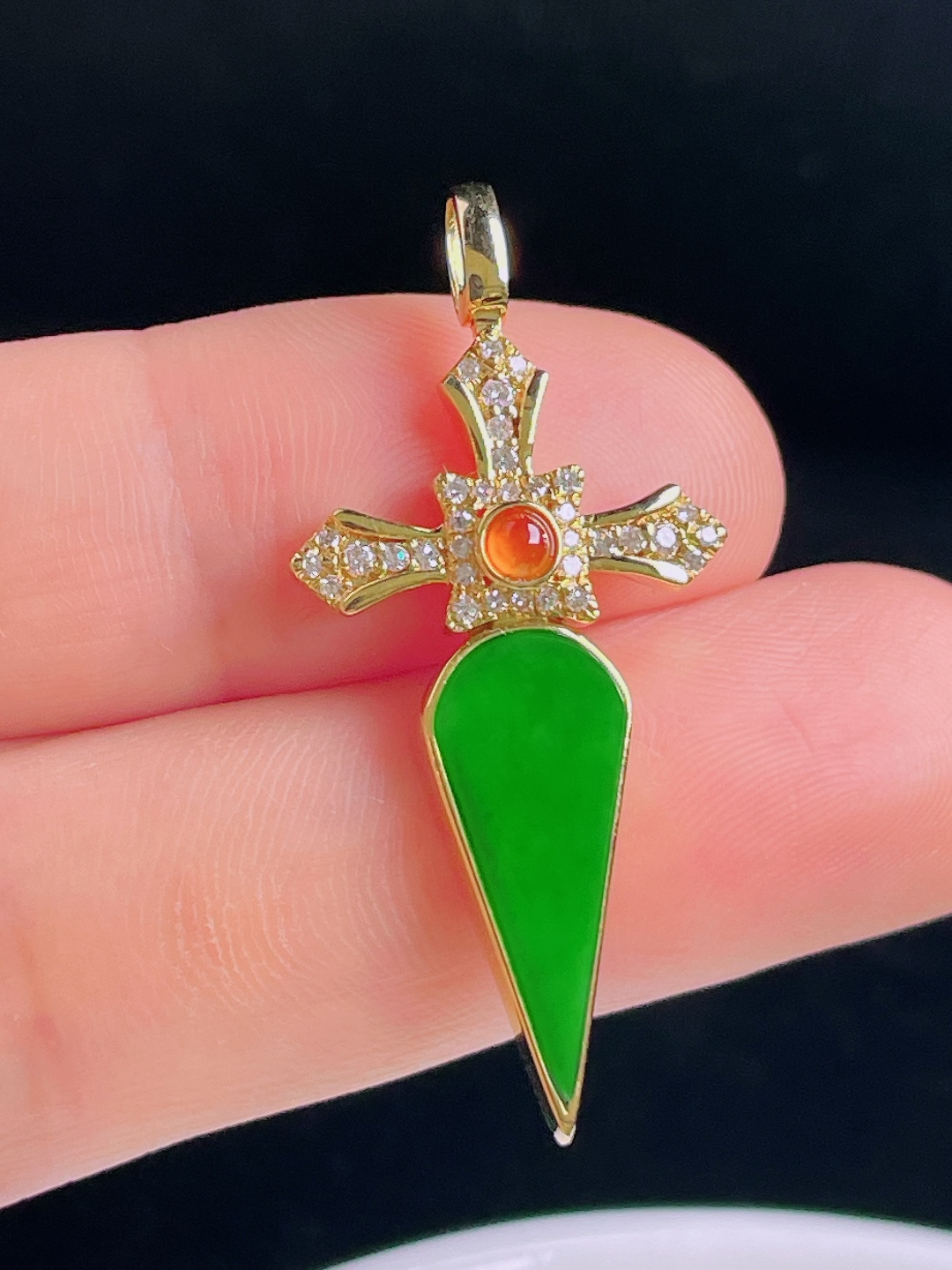 冰绿十字架，18k镶嵌，老种起光，细底通透，尺寸：38.6/18/4.2mm0909