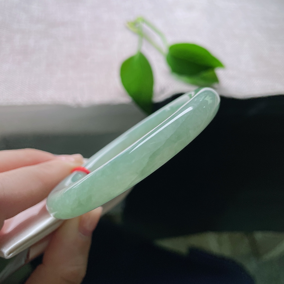 56,3/9.8，绿底圆条，横纹，匀净绿调温润中和，不艳不暗，属于耐看耐品，不挑年龄，ss58014a